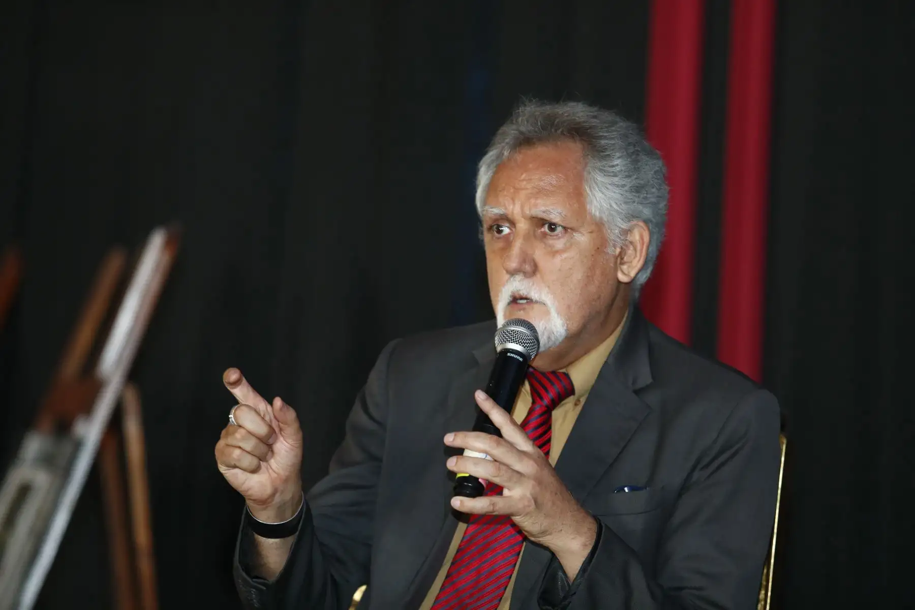 Durante el conversatorio académico La Política en Imágenes, en la plaza Bolívar del Congreso de la República, se realizó la mesa de diálogo "El impacto de la imagen en las instituciones públicas", en la que participaron destacados fotógrafos y periodistas peruanos como César Cox, César Chamán, Óscar Chambi y Luis Iparraguirre, exponiendo sus conocimientos y puntos de vista sobre la fotografía. Foto: ANDINA/Daniel Bracamonte