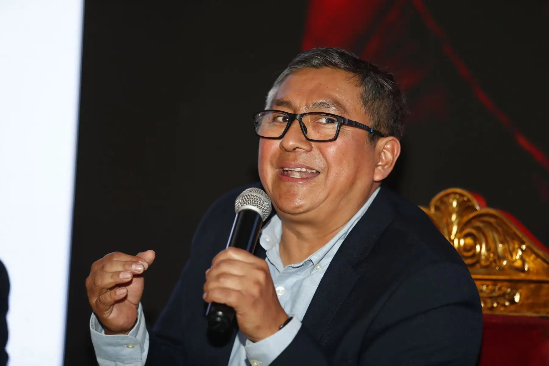 Durante el conversatorio académico La Política en Imágenes, en la plaza Bolívar del Congreso de la República, se realizó la mesa de diálogo "El impacto de la imagen en las instituciones públicas", en la que participaron destacados fotógrafos y periodistas peruanos como César Cox, César Chamán, Óscar Chambi y Luis Iparraguirre, exponiendo sus conocimientos y puntos de vista sobre la fotografía. Foto: ANDINA/Daniel Bracamonte