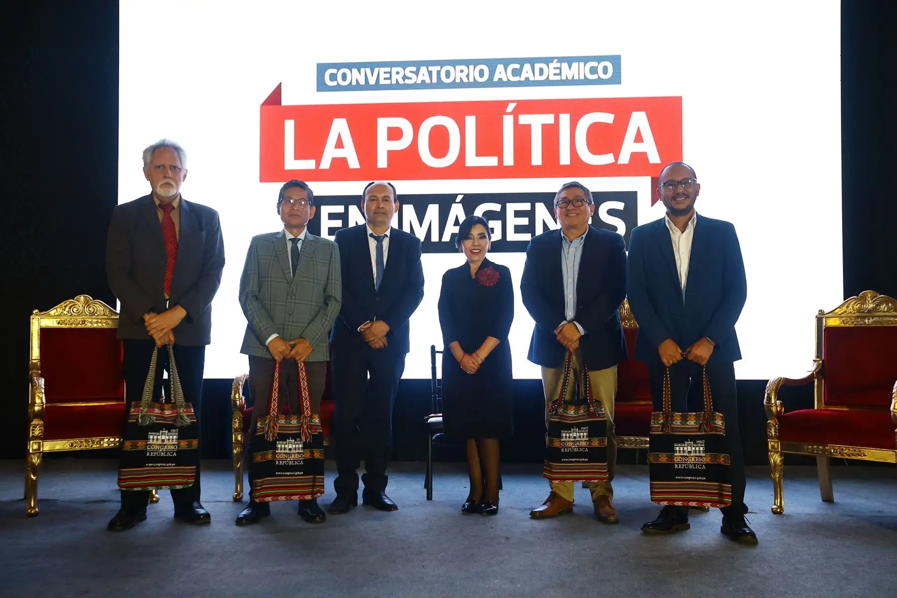 Durante el conversatorio académico La Política en Imágenes, en la plaza Bolívar del Congreso de la República, se realizó la mesa de diálogo "El impacto de la imagen en las instituciones públicas", en la que participaron destacados fotógrafos y periodistas peruanos como César Cox, César Chamán, Óscar Chambi y Luis Iparraguirre, exponiendo sus conocimientos y puntos de vista sobre la fotografía. Foto: ANDINA/Congreso de la República