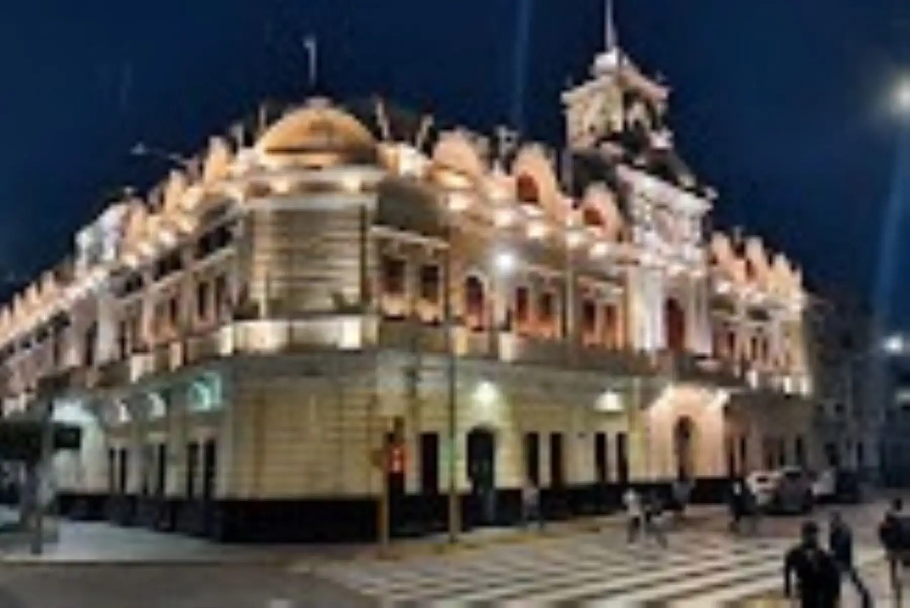 La construcción del palacio municipal de Chiclayo comenzó en 1919 bajo la supervisión de Ladislao Ulises Hidalgo.
