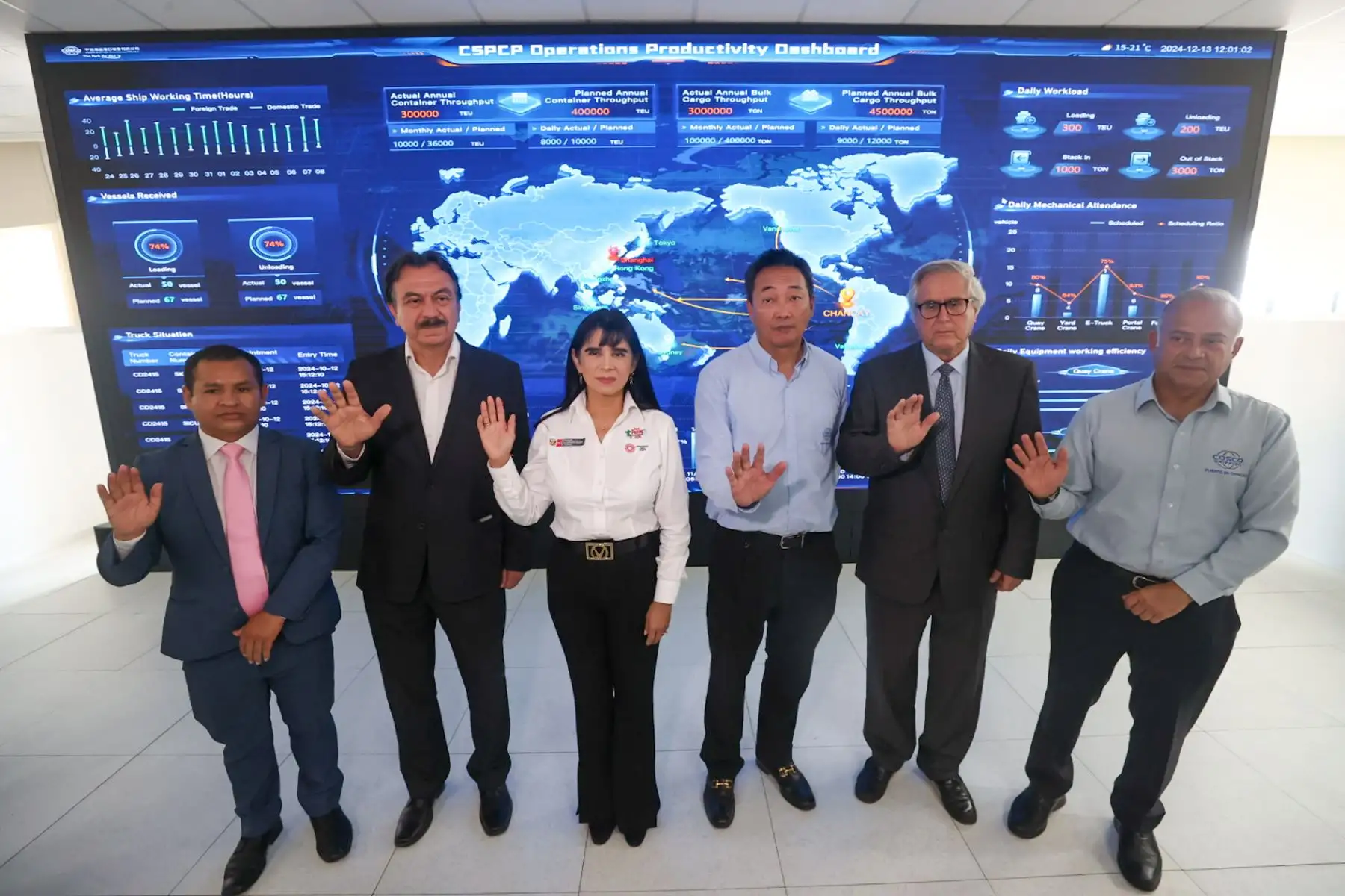 La ministra de Comercio Exterior y Turismo, Desilú León, entregó hoy la licencia de uso de la Marca Perú a Cosco Shipping Ports, representado por Chen Lihui,   operador del puerto de Chancay.

Foto: ANDINA/Juan Carlos Guzmán Negrini