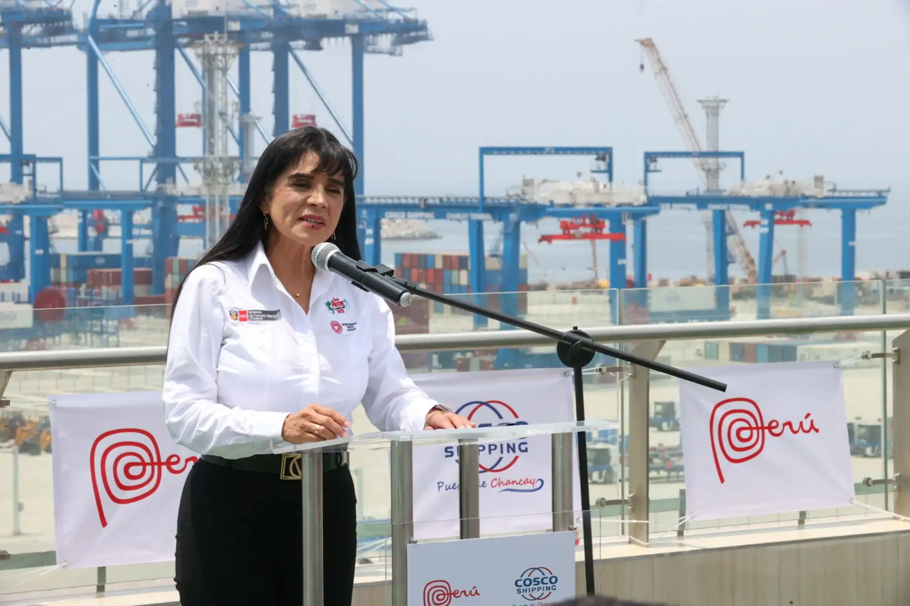 La ministra de Comercio Exterior y Turismo, Desilú León, entregó hoy la licencia de uso de la Marca Perú a Cosco Shipping Ports, representado por Chen Lihui,   operador del puerto de Chancay.

Foto: ANDINA/Juan Carlos Guzmán Negrini