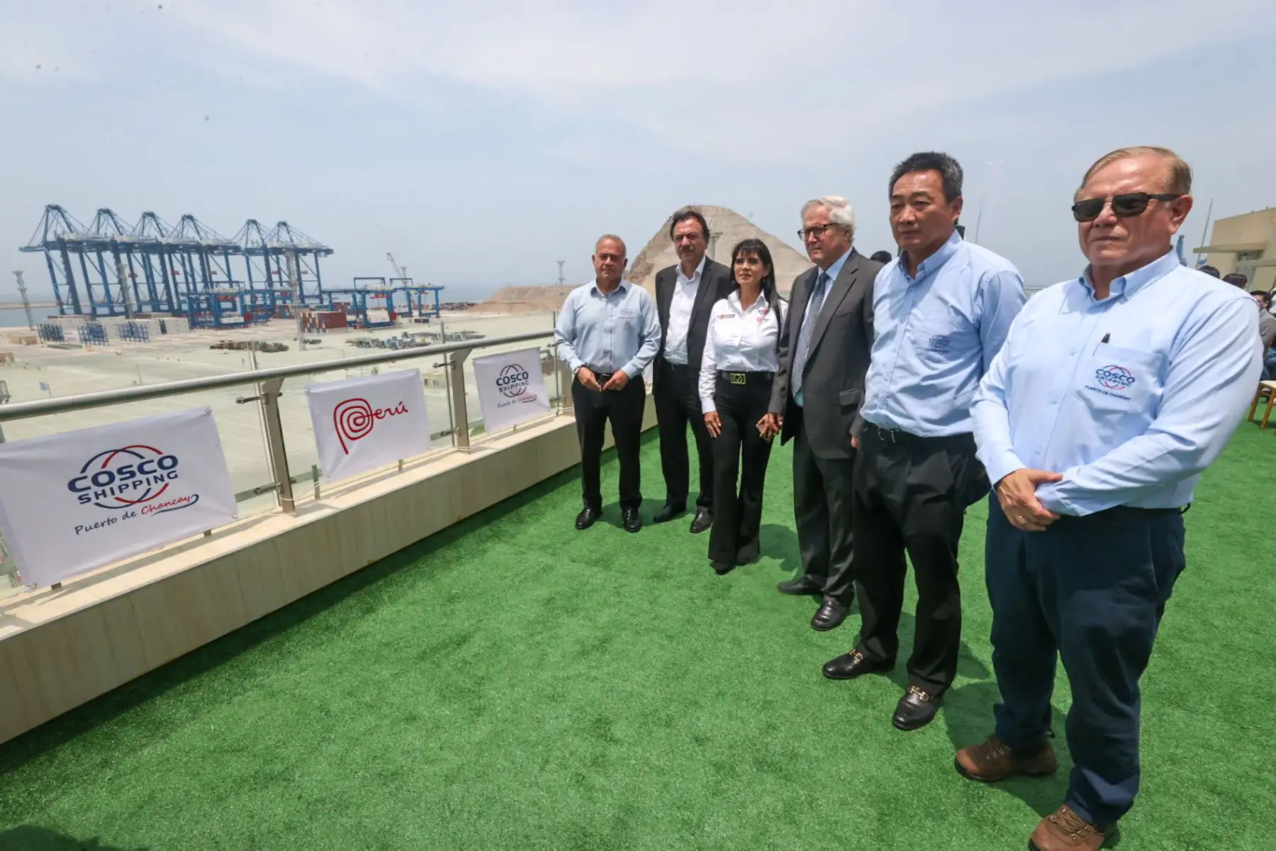 La ministra de Comercio Exterior y Turismo, Desilú León, entregó hoy la licencia de uso de la Marca Perú a Cosco Shipping Ports, representado por Chen Lihui,   operador del puerto de Chancay.

Foto: ANDINA/Juan Carlos Guzmán Negrini