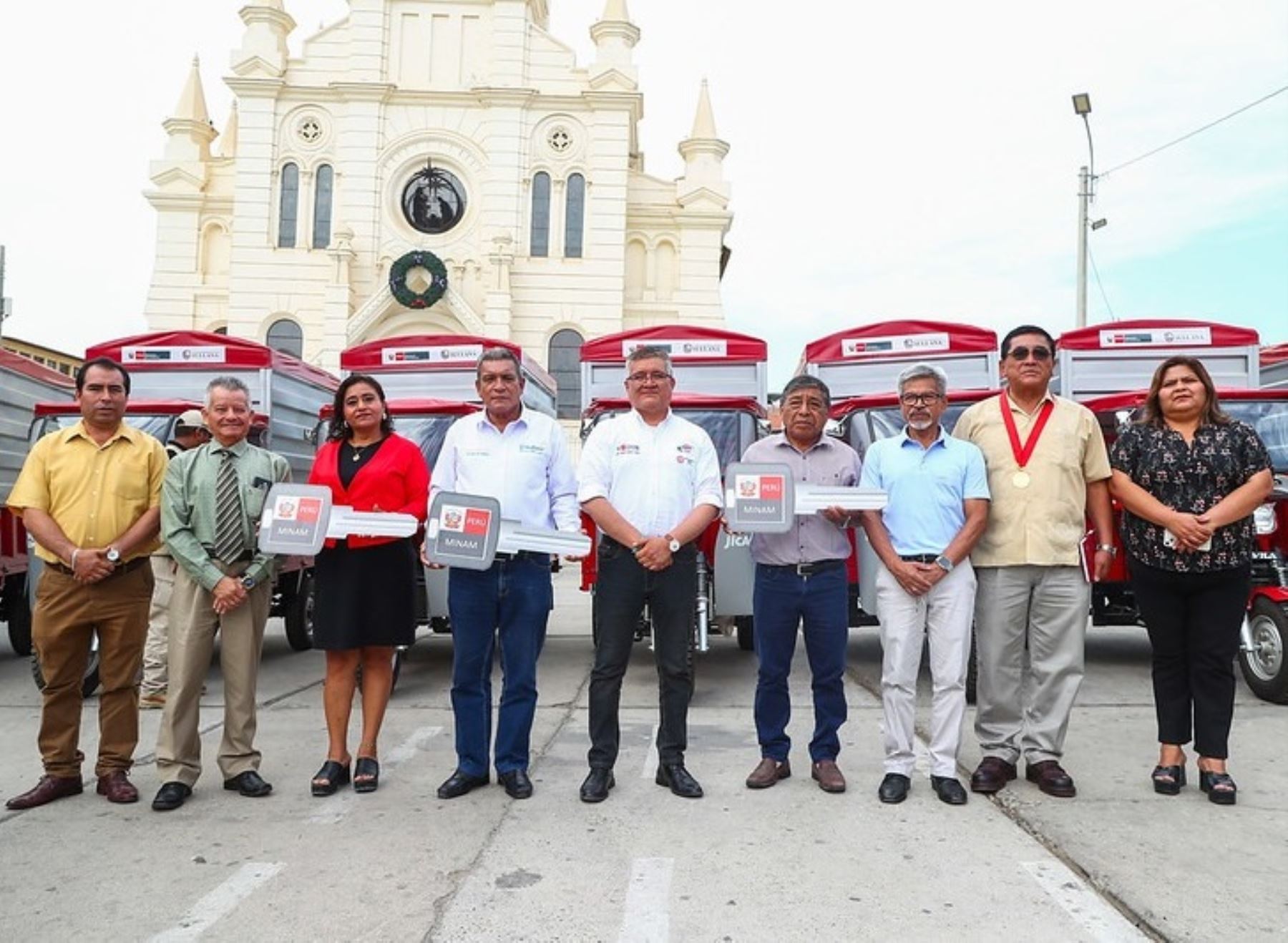 El Ministerio del Ambiente entregó un lote de vehículos para mejorar la gestión de residuos sólidos en las ciudades de Sullana, Paita, Sechura y Tumbes. ANDINA/Difusión