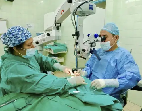 Especialistas del Hospital de Cajamarca de EsSalud salvaron la visión de una bebé de dos años de edad afectada por una lesión ocular causada por un clavo. ANDINA/Difusión