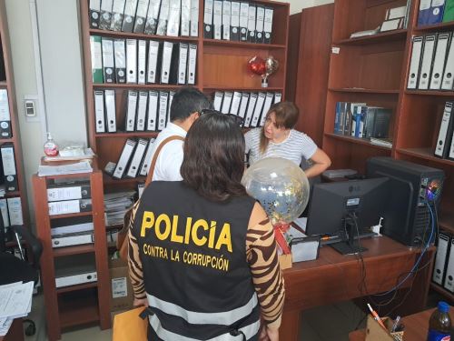 La Policía Nacional y la Fiscalía Especializada en Delitos de Corrupción de Funcionarios ejecutan un operativo de descerraje e incautación en los municipios de Laredo y Alto Trujillo. ANDINA/Difusión