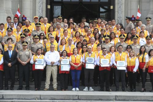 Ceremonia por el 27° aniversario de las juntas vecinales en Palacio de Gobierno