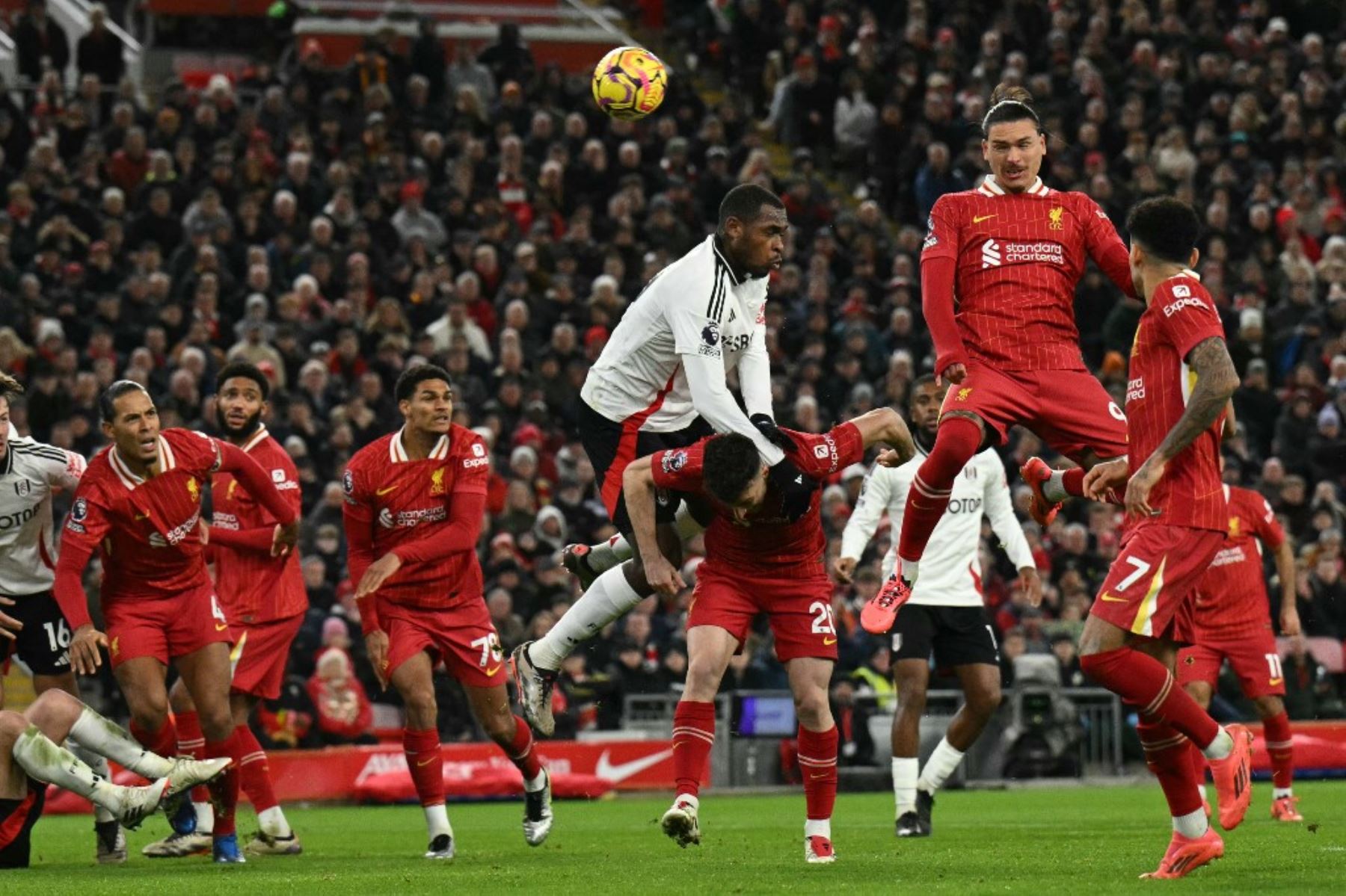 El delantero uruguayo del Liverpool #09 Darwin Núñez (2R) no alcanza el objetivo con este cabezazo durante el partido de fútbol de la Premier League inglesa entre Liverpool y Fulham en Anfield en Liverpool, noroeste de Inglaterra, el 14 de diciembre de 2024. (Foto de Oli SCARFF / AFP)