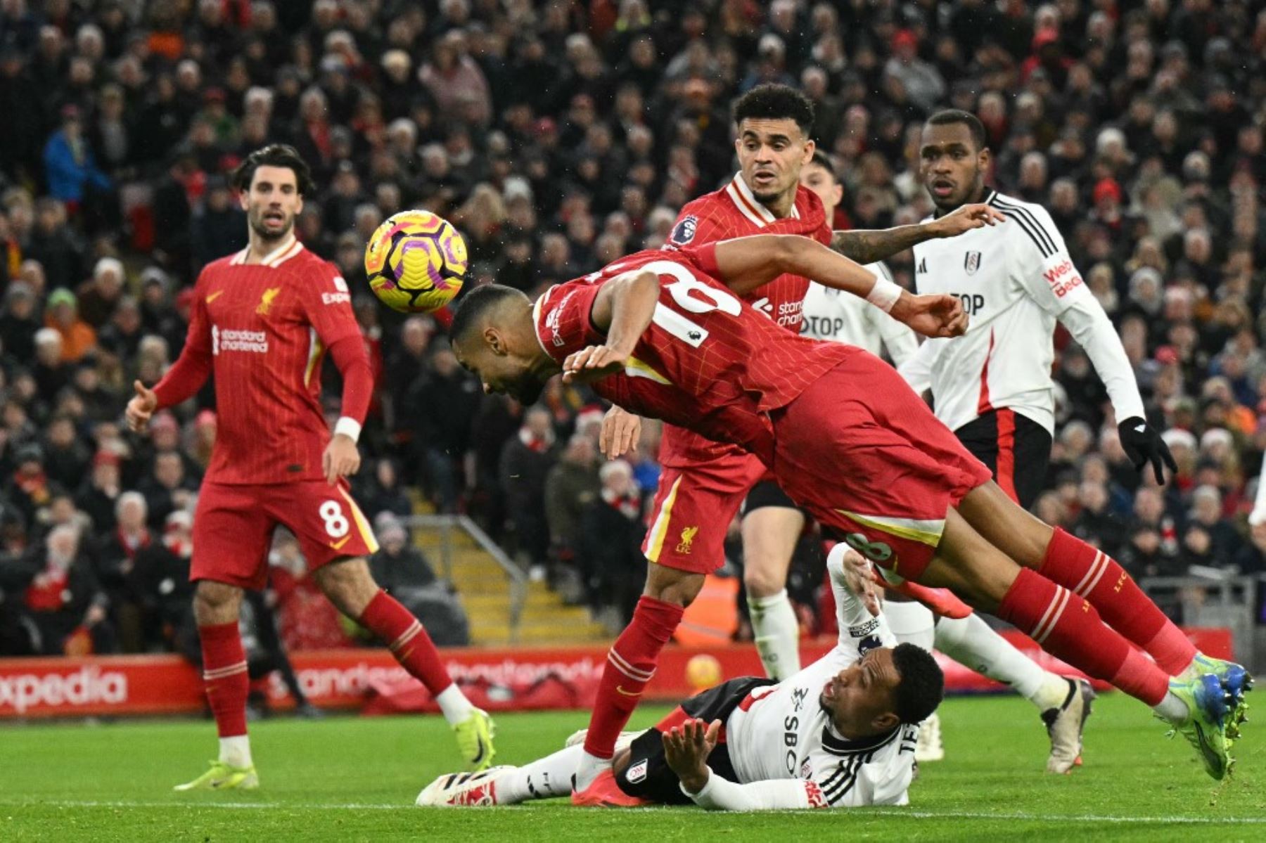 El delantero holandés del Liverpool #18, Cody Gakpo, se dirige a casa su primer gol durante el partido de fútbol de la Premier League inglesa entre Liverpool y Fulham en Anfield en Liverpool, noroeste de Inglaterra, el 14 de diciembre de 2024. (Foto de Oli SCARFF / AFP)