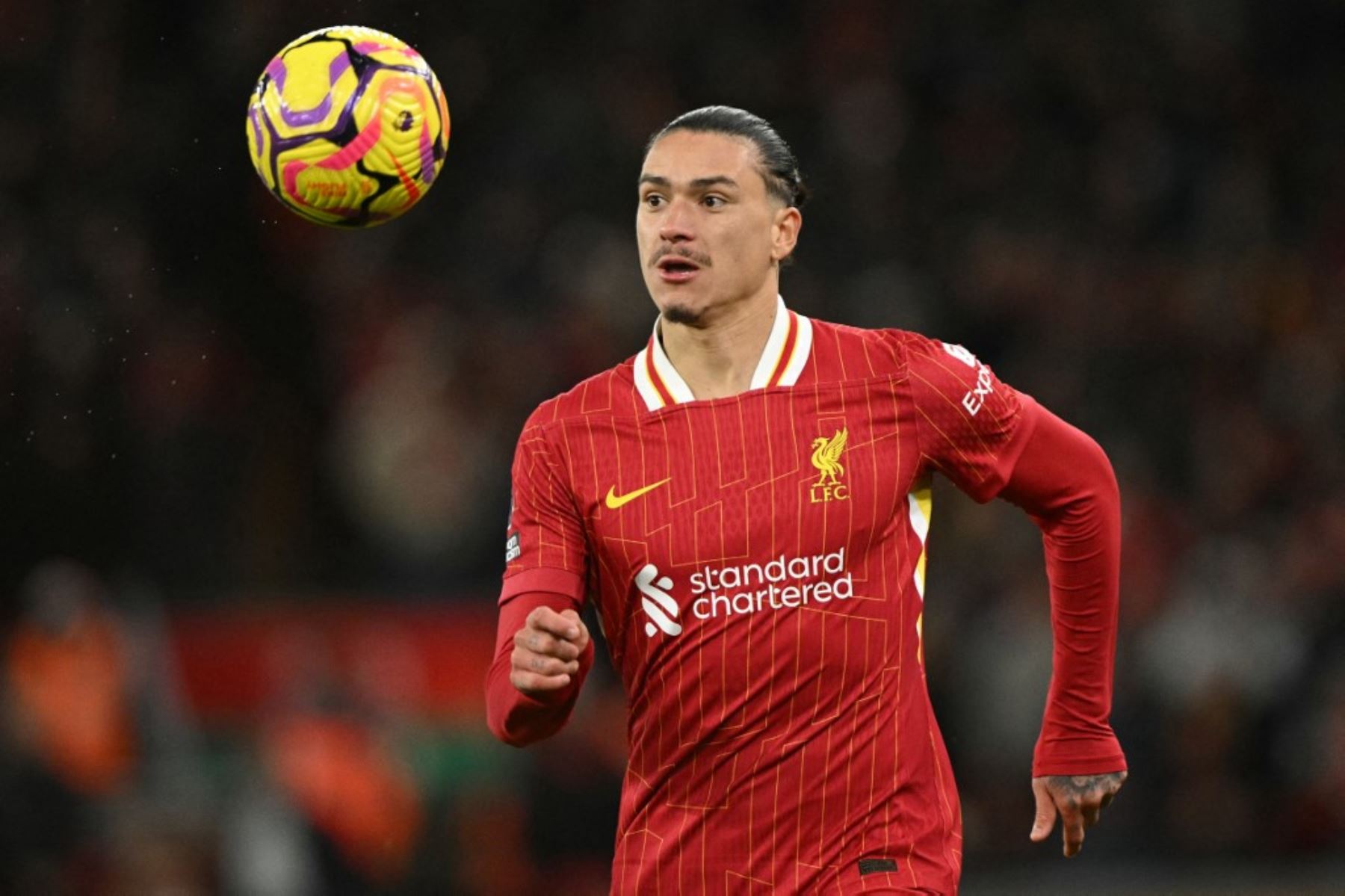 El delantero uruguayo del Liverpool #09, Darwin Núñez, corre con el balón durante el partido de fútbol de la Premier League inglesa entre Liverpool y Fulham en Anfield en Liverpool, noroeste de Inglaterra, el 14 de diciembre de 2024. (Foto de Oli SCARFF / AFP)