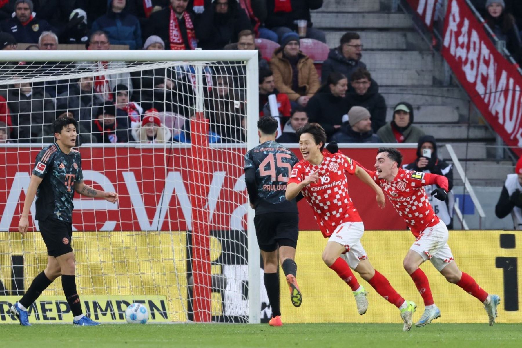 El centrocampista surcoreano #07 de Mainz, Lee Jae-Sung (2R), celebra el primer gol de su equipo con sus compañeros de equipo durante el partido de fútbol de la Bundesliga de primera división alemana entre 1 FSV Mainz 05 y FC Bayern Munich en Mainz, oeste de Alemania, el 14 de diciembre de 2024. (Foto de Daniel ROLAND / AFP)