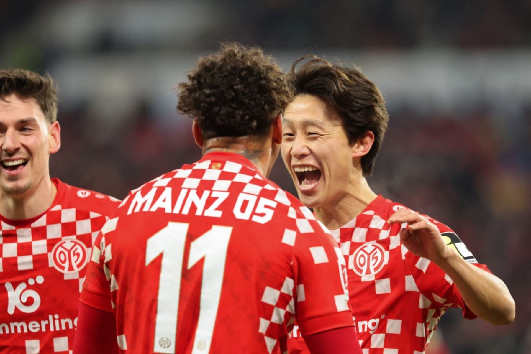 El centrocampista surcoreano de Mainz #07 Lee Jae-Sung (R) celebra el segundo gol de su equipo con el delantero alemán #11 de Mainz, Armindo Sieb, durante el partido de fútbol de la Bundesliga de la primera división alemana entre 1 FSV Mainz 05 y FC Bayern Munich en Mainz, oeste de Alemania, el 14 de diciembre de 2024. (Foto de Daniel ROLAND / AFP)