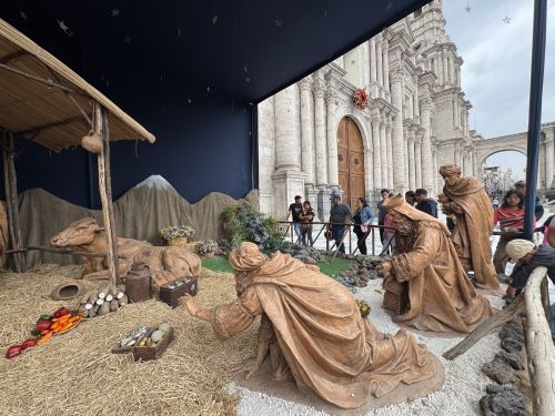 Un impresionante nacimiento de tamaño natural en el atrio de la Basílica Catedral de Arequipa atrae a miles de visitantes. ANDINA/Difusión