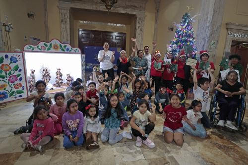 En la Biblioteca Pública de Lima se desarrollaron diversas actividades que culminaron con el “Encendido del árbol y nacimiento ayacuchano” y la presentación de números artísticos. Fotos: ANDINA/Vidal Tarqui