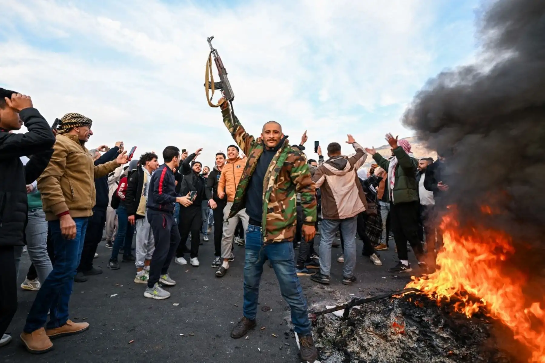 La gente celebra en la Plaza Omaya en Damasco el 8 de diciembre de 2024. Los rebeldes liderados por islamistas declararon que habían tomado Damasco en una ofensiva relámpago el 8 de diciembre, enviando al presidente Bashar al-Assad huyendo y poniendo fin a cinco décadas de gobierno de Baath en Siria. (Foto de LOUAI BESHARA / AFP)