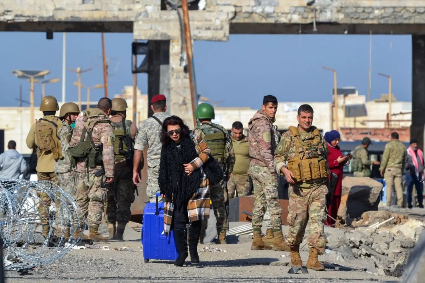 Una mujer que llega de Siria camina con su equipaje hacia el Líbano a través del cruce norte de Al-Arida el 10 de diciembre de 2024. Los rebeldes liderados por islamistas tomaron Damasco en una ofensiva relámpago el 8 de diciembre, derrocando al presidente Bashar al-Assad y poniendo fin a cinco décadas de gobierno de Baath en Siria. (Foto de FATHI AL MASRI / AFP)