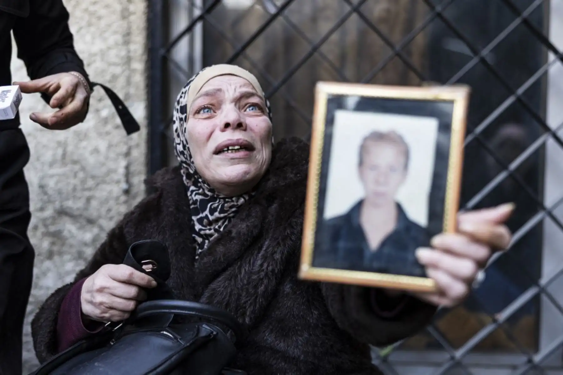 Una mujer siria, que perdió a dos de sus hijos, reacciona cuando no pudo encontrar el cuerpo de su tercer hijo (retrato), que fue detenido en 2012, fuera de la morgue del Hospital de Damasco, también conocido como Hospital Mujtahid, el 12 de diciembre de 2024, mientras la gente intenta identificar los cuerpos de familiares. En los pasillos de los principales hospitales de Damasco, miles de familias se han reunido para la pretina misión de tratar de encontrar los cuerpos de seres queridos capturados hace año