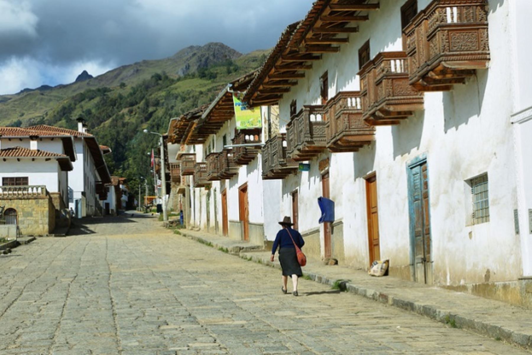 El pueblo de Chacas cuenta con calles empedradas y casas blancas con tejado de doble vertiente adornadas con balcones y portones de fines tallados.