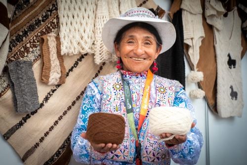 Hilamos Perú: Primer Salón Nacional del Hilo Artesanal de Camélidos”, que realiza Agro Rural hasta el 15 de diciembre, en el Parque de la Exposición-Lima, ha permitido conocer la historia de Doña Nicolasa Maque Calla, una mujer emprendedora, originaria del distrito de Callay, provincia de Caylloma