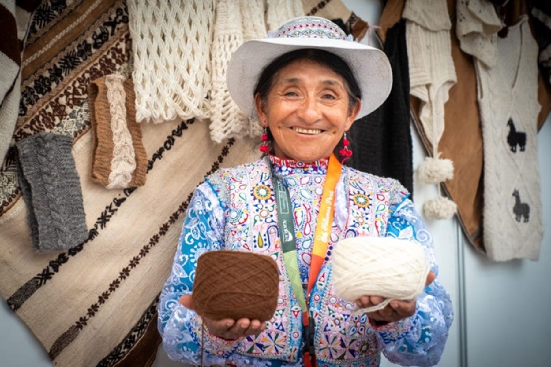 Hilamos Perú: Primer Salón Nacional del Hilo Artesanal de Camélidos”, que realiza Agro Rural hasta el 15 de diciembre, en el Parque de la Exposición-Lima, ha permitido conocer la historia de Doña Nicolasa Maque Calla, una mujer emprendedora, originaria del distrito de Callay, provincia de Caylloma