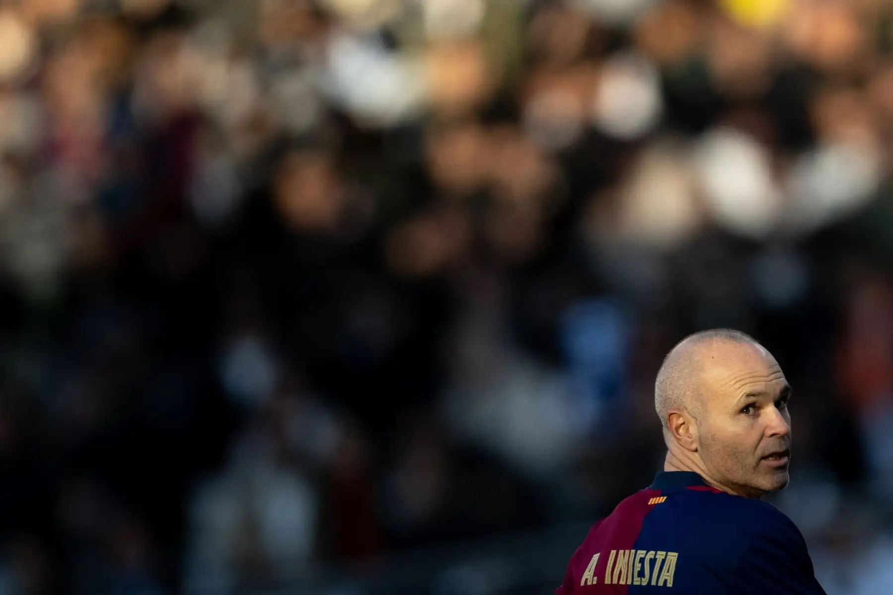Andrés Iniesta, de Barça Legends, observa durante el partido de fútbol de exhibición entre ex jugadores de Barcelona y Real Madrid, Barça Legends y Real Madrid Leyendas, en el estadio Ajinomoto de Tokio.
Foto: AFP