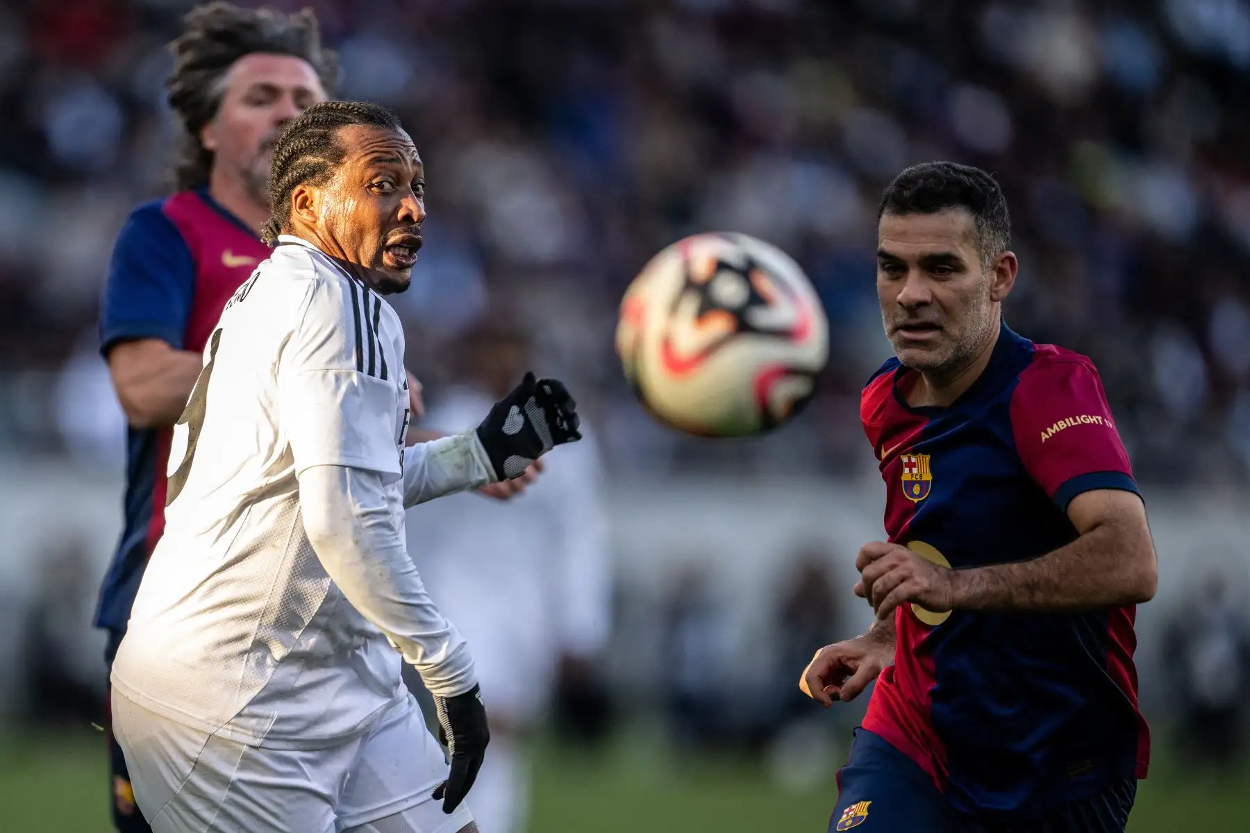 Edwin Congo de Real Madrid Leyendas, mira el balón durante el partido de fútbol de exhibición entre ex jugadores de Barcelona y Real Madrid, Barça Legends y Real Madrid Leyendas, en el estadio Ajinomoto de Tokio.
Foto: AFP