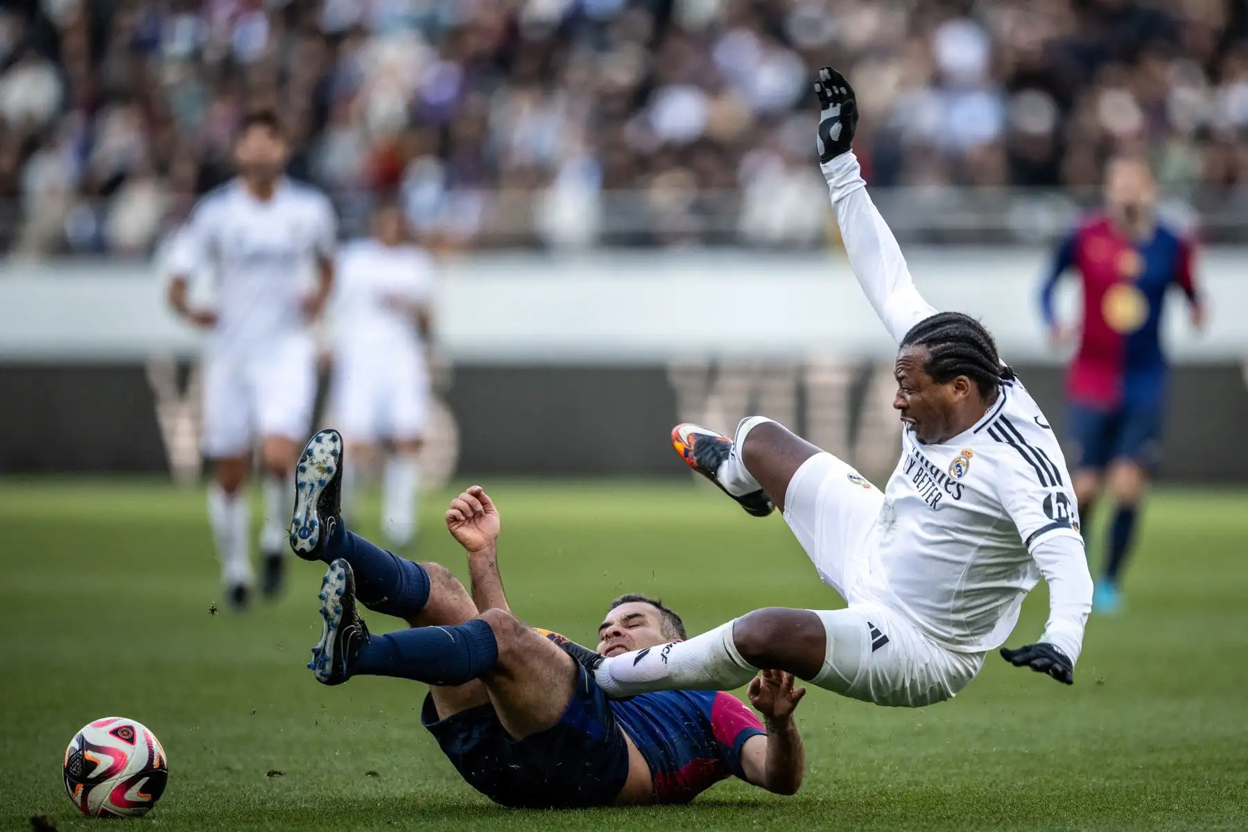Edwin Congo, del Real Madrid Leyendas, se enfrenta a Rafael Márquez, del Barça Legends, durante el partido de fútbol de exhibición entre ex jugadores del Barcelona y del Real Madrid, el Barça Legends y el Real Madrid Leyendas, en el estadio Ajinomoto de Tokio.
Foto: AFP