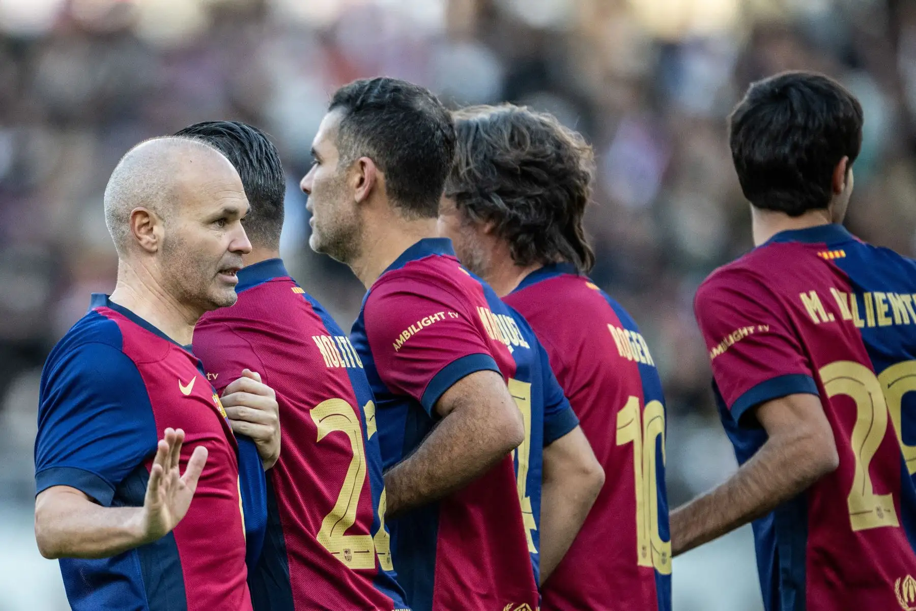 La leyenda del fútbol español jubilada, Andrés Iniesta, hace gestos junto a sus compañeros de equipo durante el partido de fútbol de exhibición entre ex jugadores del Barcelona y el Real Madrid (Barca Legends y Real Madrid Leyendas) en el estadio Ajinomoto de Tokio.
Foto: AFP
