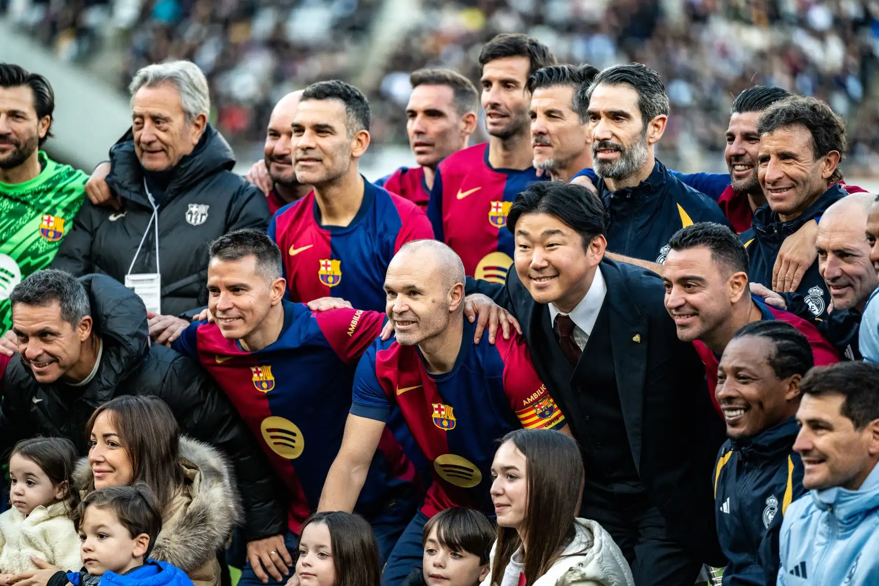 La leyenda del fútbol español Andrés Iniesta  posa para una foto de grupo en la ceremonia de su retiro después del partido de fútbol de exhibición entre ex jugadores del Barcelona y el Real Madrid (Barca Legends y Real Madrid Leyendas) en el estadio Ajinomoto de Tokio.
Foto: AFP