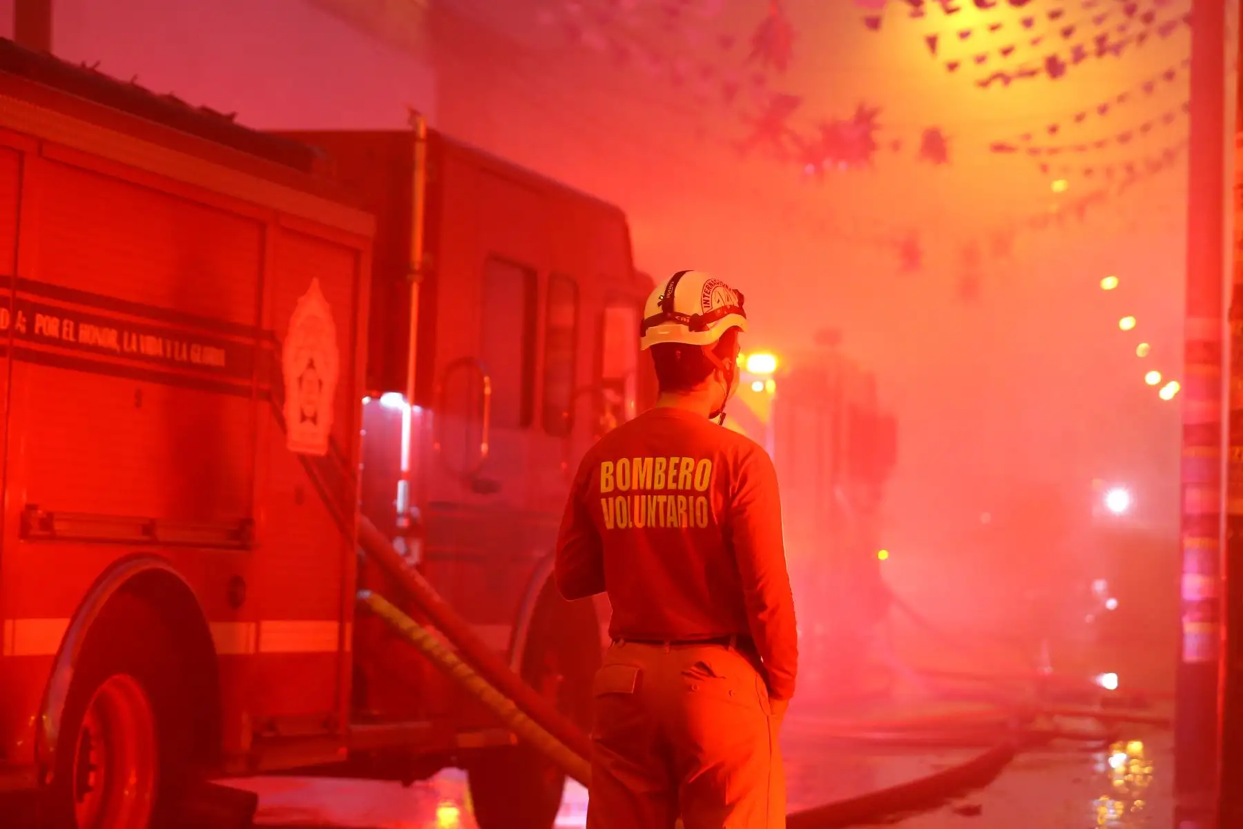 Un fuerte incendio en un almacén de una agencia de transporte es controlado por los bomberos. El incendio ocurrió cerca a  la cuadra 5 del jirón Antonio Raimondi  en el  distrito de La Victoria.
Foto: ANDINA/Eddy Ramos