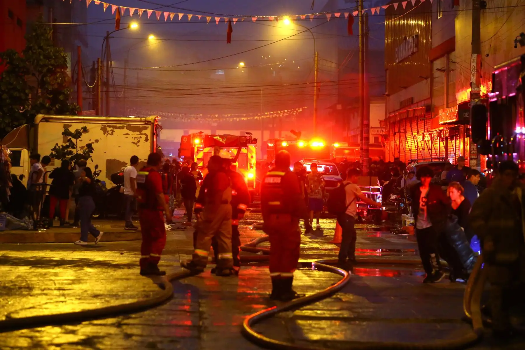 Un fuerte incendio en un almacén de una agencia de transporte es controlado por los bomberos. El incendio ocurrió cerca a  la cuadra 5 del jirón Antonio Raimondi  en el  distrito de La Victoria.
Foto: ANDINA/Eddy Ramos