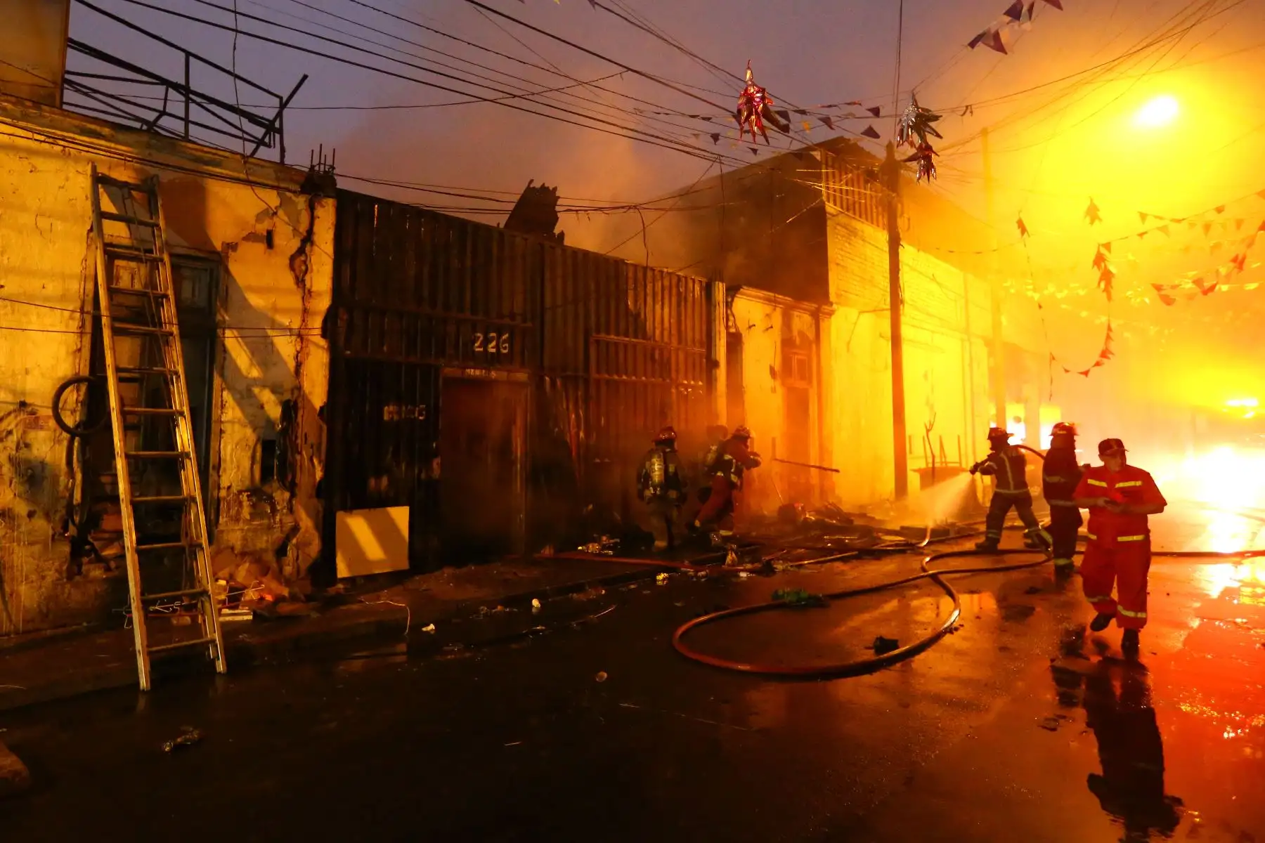 Un fuerte incendio en un almacén de una agencia de transporte es controlado por los bomberos. El incendio ocurrió cerca a  la cuadra 5 del jirón Antonio Raimondi  en el  distrito de La Victoria.
Foto: ANDINA/Eddy Ramos