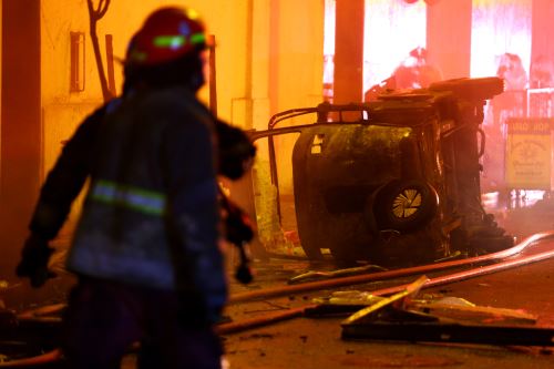 Un fuerte incendio es controlado por los bomberos en almacén de transporte  en el  distrito de La Victoria