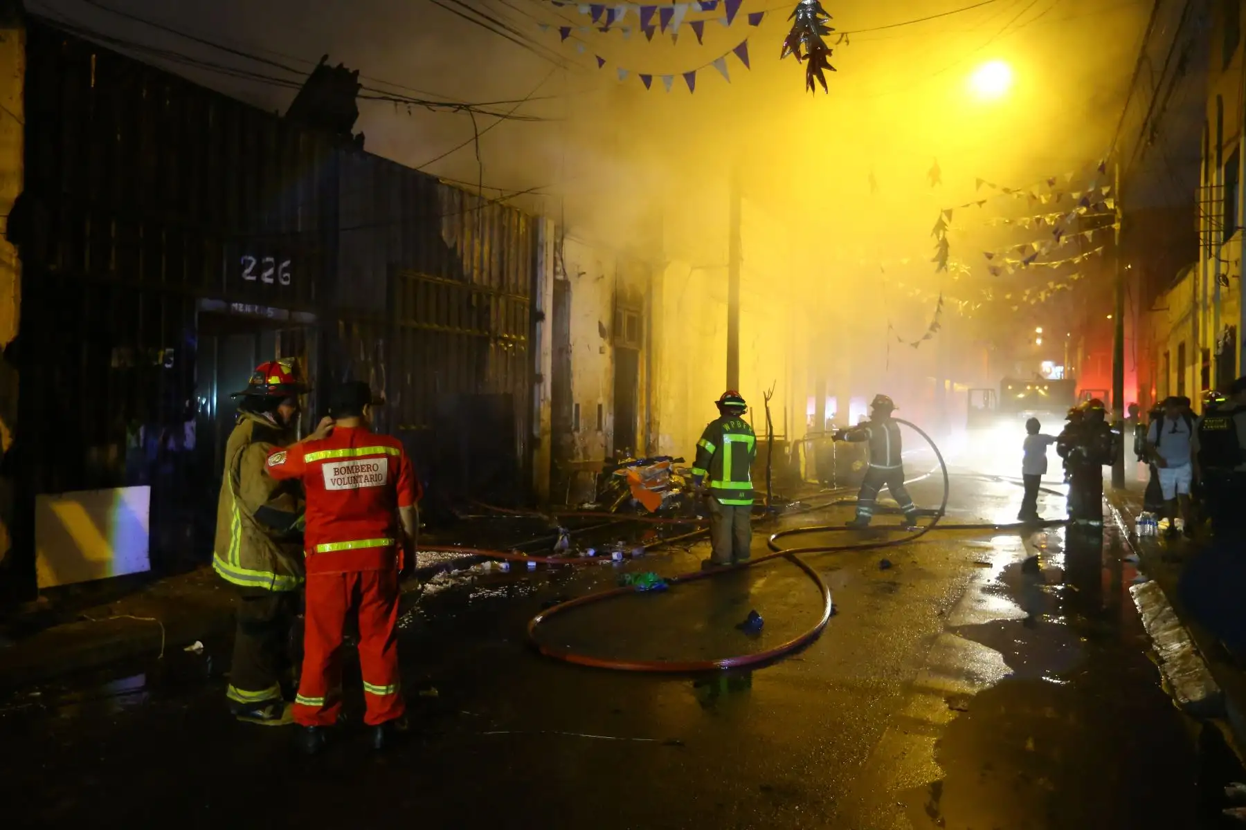 Un fuerte incendio en un almacén de una agencia de transporte es controlado por los bomberos. El incendio ocurrió cerca a  la cuadra 5 del jirón Antonio Raimondi  en el  distrito de La Victoria.
Foto: ANDINA/Eddy Ramos