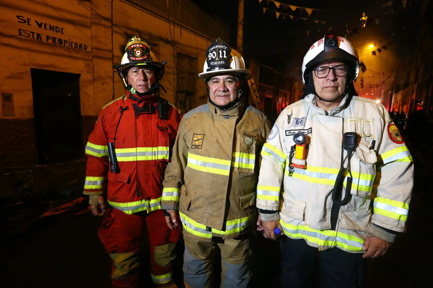 Un fuerte incendio en un almacén de una agencia de transporte es controlado por los bomberos. El incendio ocurrió cerca a  la cuadra 5 del jirón Antonio Raimondi  en el  distrito de La Victoria. En la imagen, el Brigadier General CBP Juan Carlos Morales Carpio, Comandante General del Cuerpo General de Bomberos Voluntarios del Perú.
Foto: ANDINA/Eddy Ramos