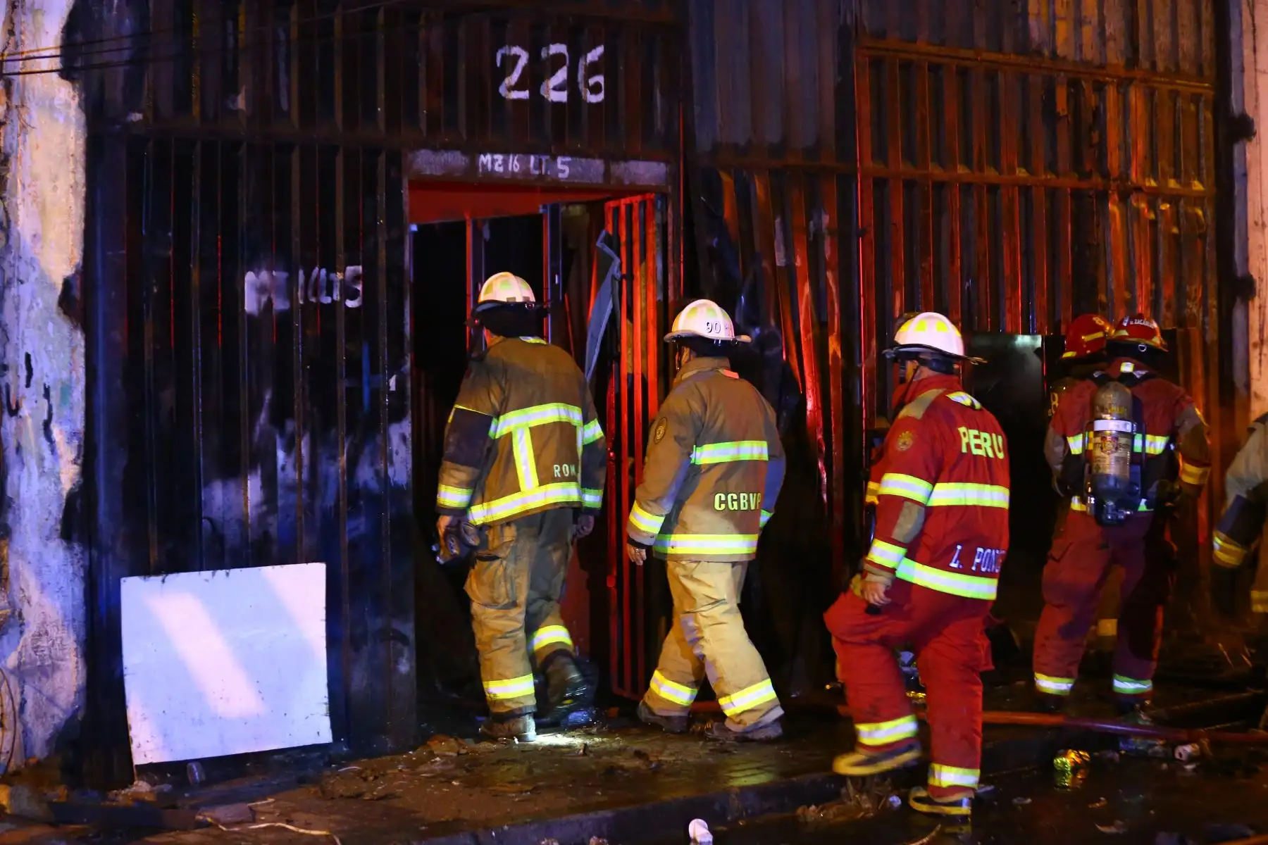 Un fuerte incendio en un almacén de una agencia de transporte es controlado por los bomberos. El incendio ocurrió cerca a  la cuadra 5 del jirón Antonio Raimondi  en el  distrito de La Victoria. En la imagen, el Brigadier General CBP Juan Carlos Morales Carpio, Comandante General del Cuerpo General de Bomberos Voluntarios del Perú.
Foto: ANDINA/Eddy Ramos