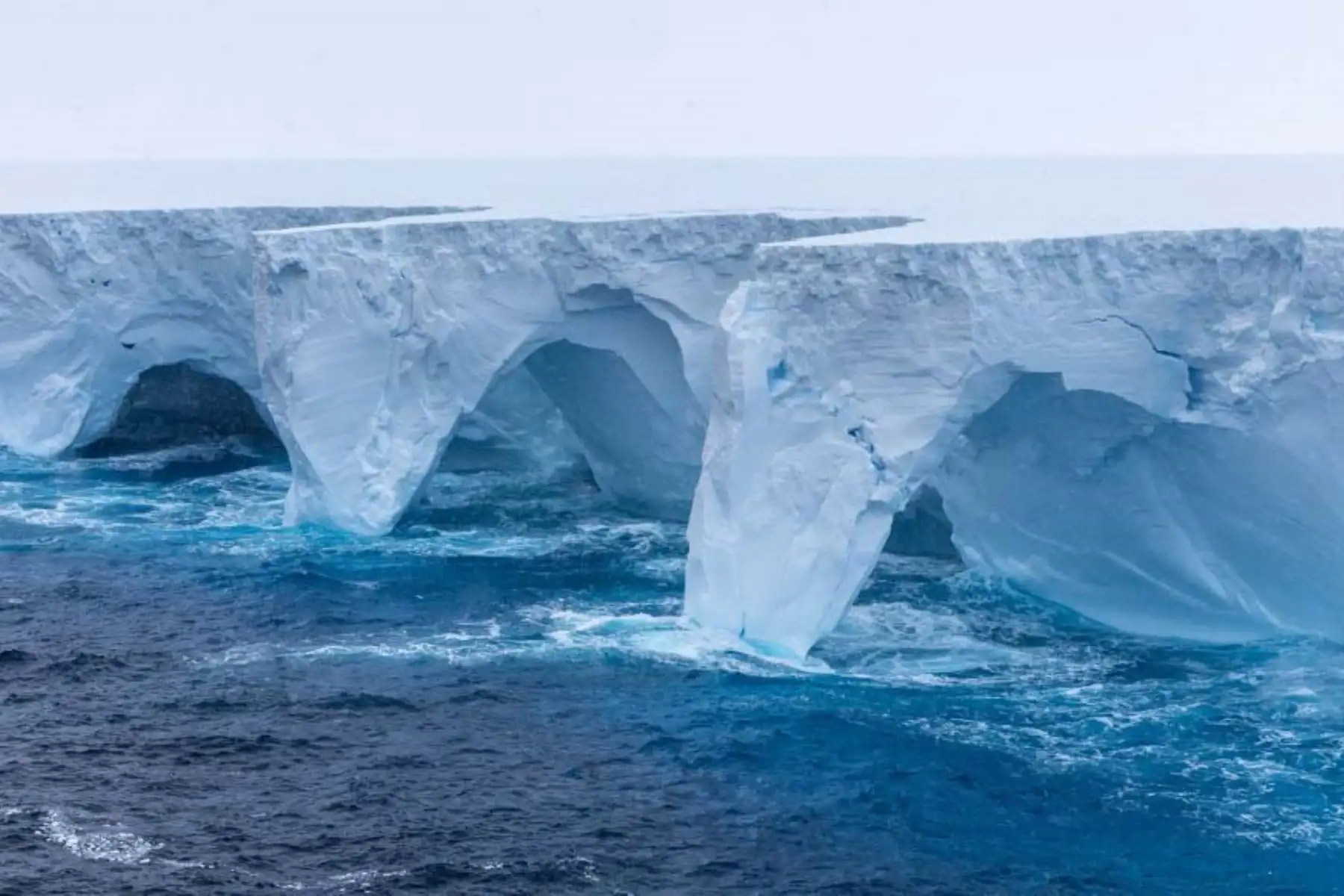 Un grupo de científicos de la BAS lo constató después de examinar imágenes tomadas mediante satélite, donde vieron que el iceberg está a la deriva y se dirige hacia el Atlántico Sur, según las previsiones. Foto: AFP