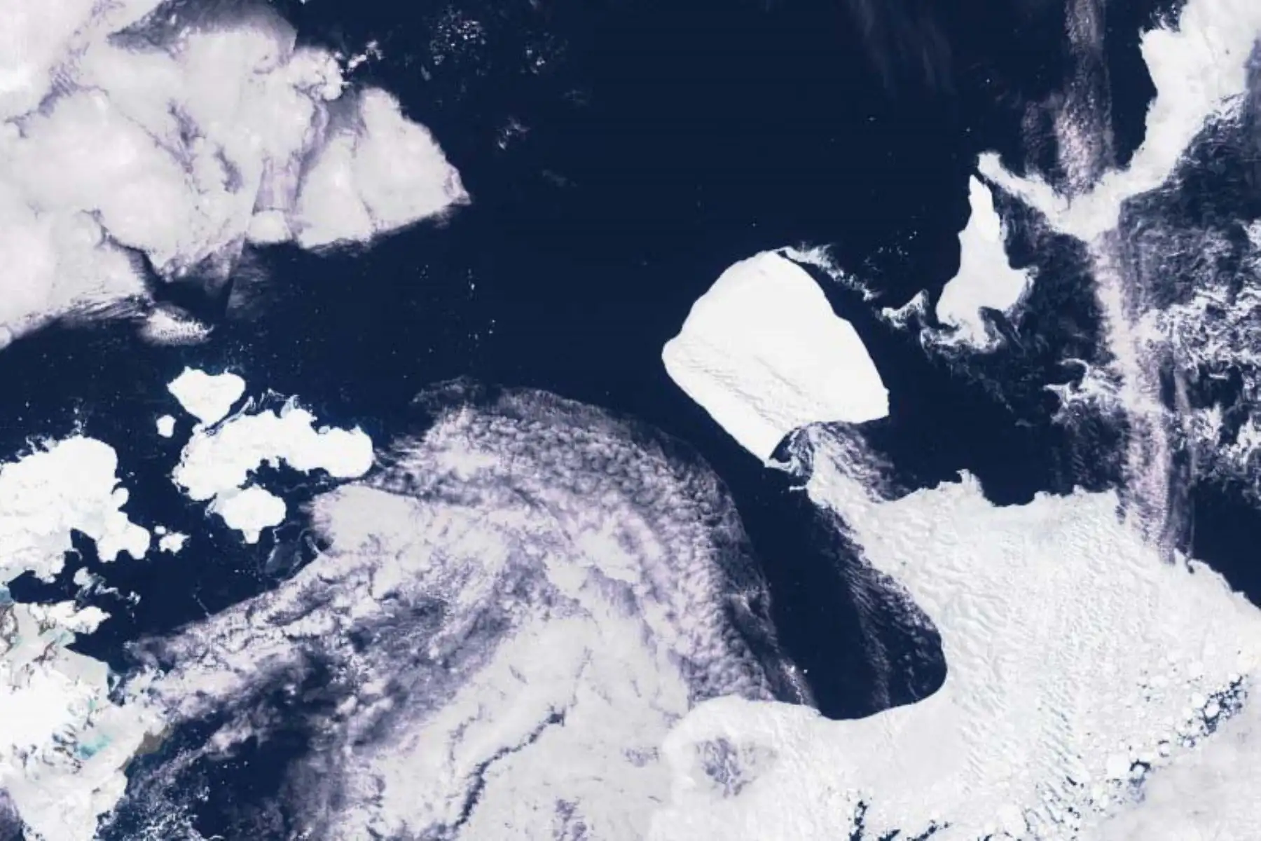 El iceberg más grande y más antiguo del mundo, el A23a, de mil millones de toneladas de peso, que llevaba varado desde hacía más de tres décadas, se ha roto y se encuentra ahora flotando a la deriva por el océano Antártico, según ha revelado la organización British Antarctic Survey (BAS). Foto: AFP