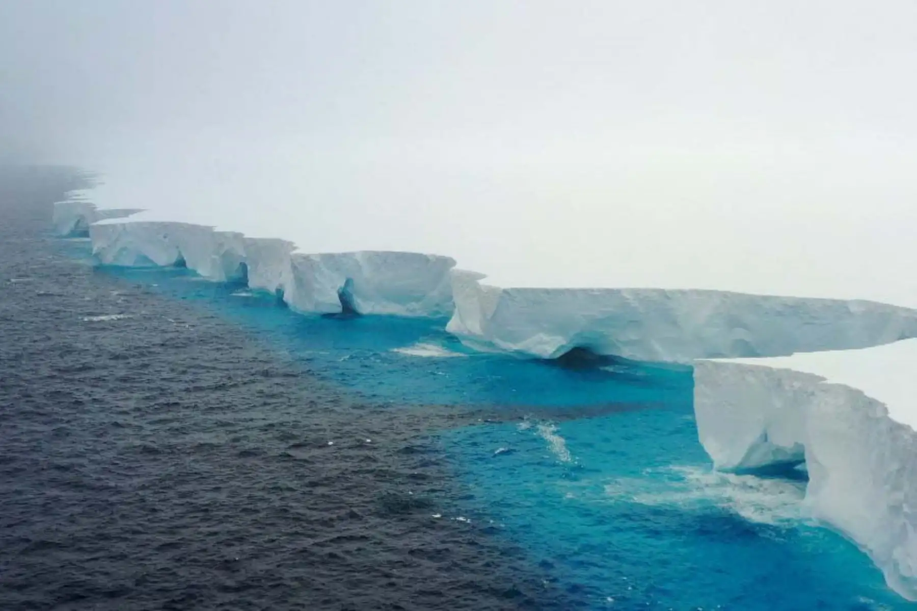 El equipo científico, según este organismo, prevé que el iceberg continuará su ruta hacia el Atlántico Sur, siguiendo la corriente Circumpolar Antártica, que probablemente lo empujará hacia la isla de Georgia del Sur. Información de la Agencia EFE. Foto: AFP