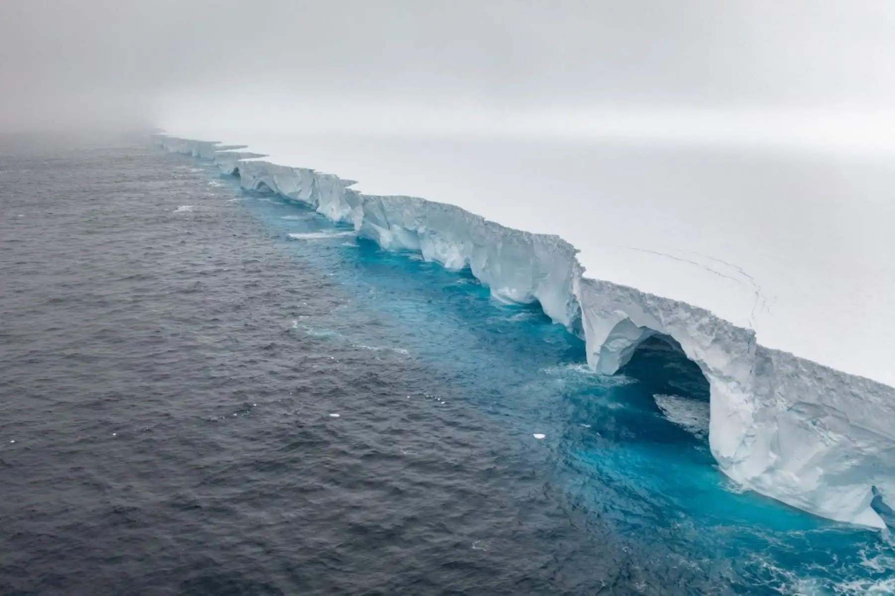 El megaiceberg, cuyas placas de hielo miden 400 metros de grosor y cuya superficie abarca unos 3.600 kilómetros cuadrados, se había roto hace un año, si bien ahora ha vuelto a desligarse de su posición al norte de las islas Orcadas del Sur. Foto: AFP