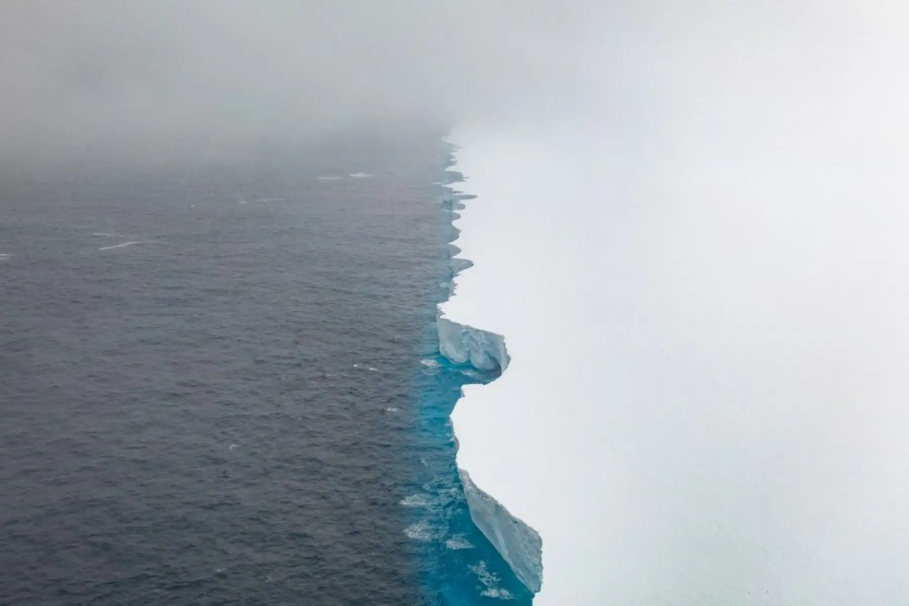 El A23a, cuyo tamaño ocupa el doble de la superficie que tiene el área metropolitana de Londres, se desprendió en 1986 de la plataforma de hielo antártica Filchner, cuando se resquebrajó en tres trozos más pequeños, siendo el A23a uno de ellos. Foto: AFP