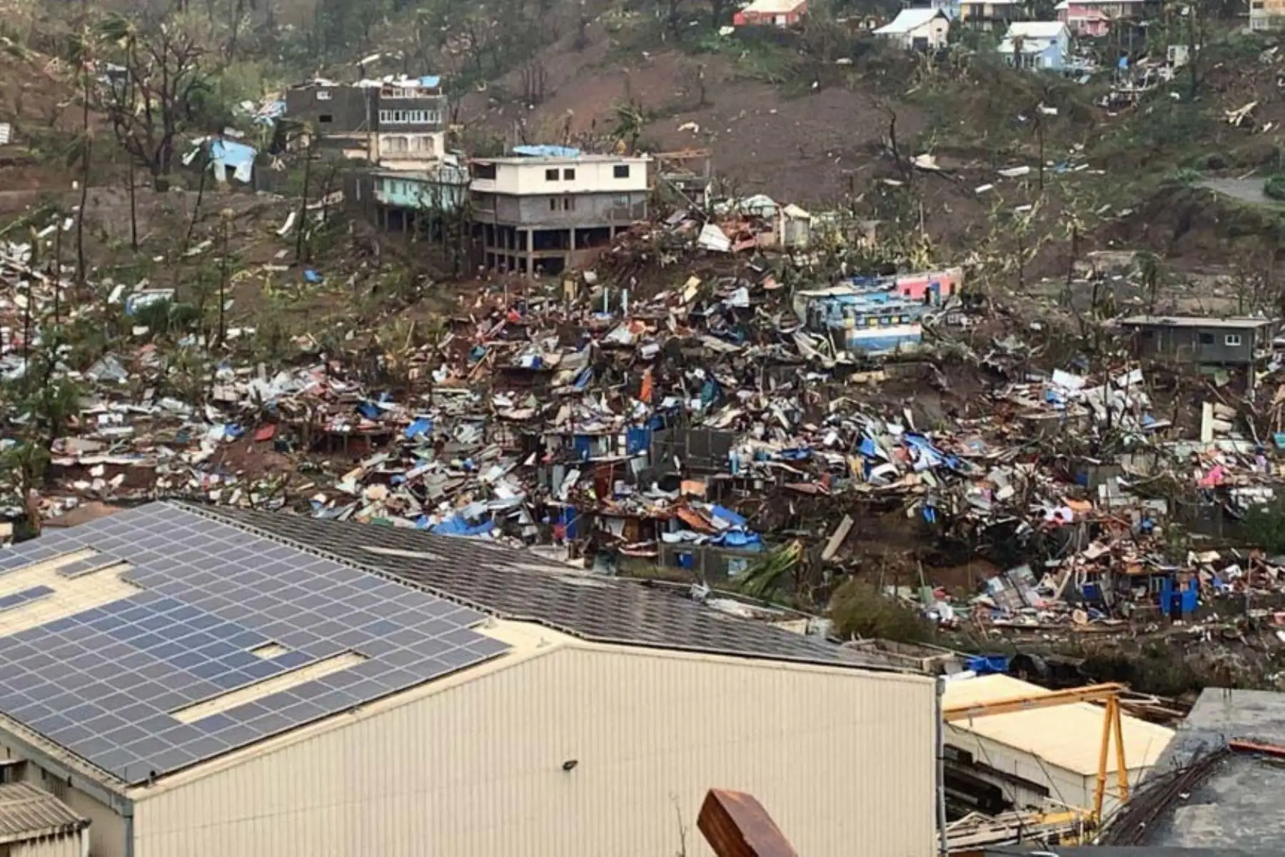 Debido al elevado grado de destrucción e incomunicación en las islas, las autoridades están teniendo serias dificultades para hacer un conteo fiable de víctimas mortales en este territorio francés de ultramar. Foto: AFP
