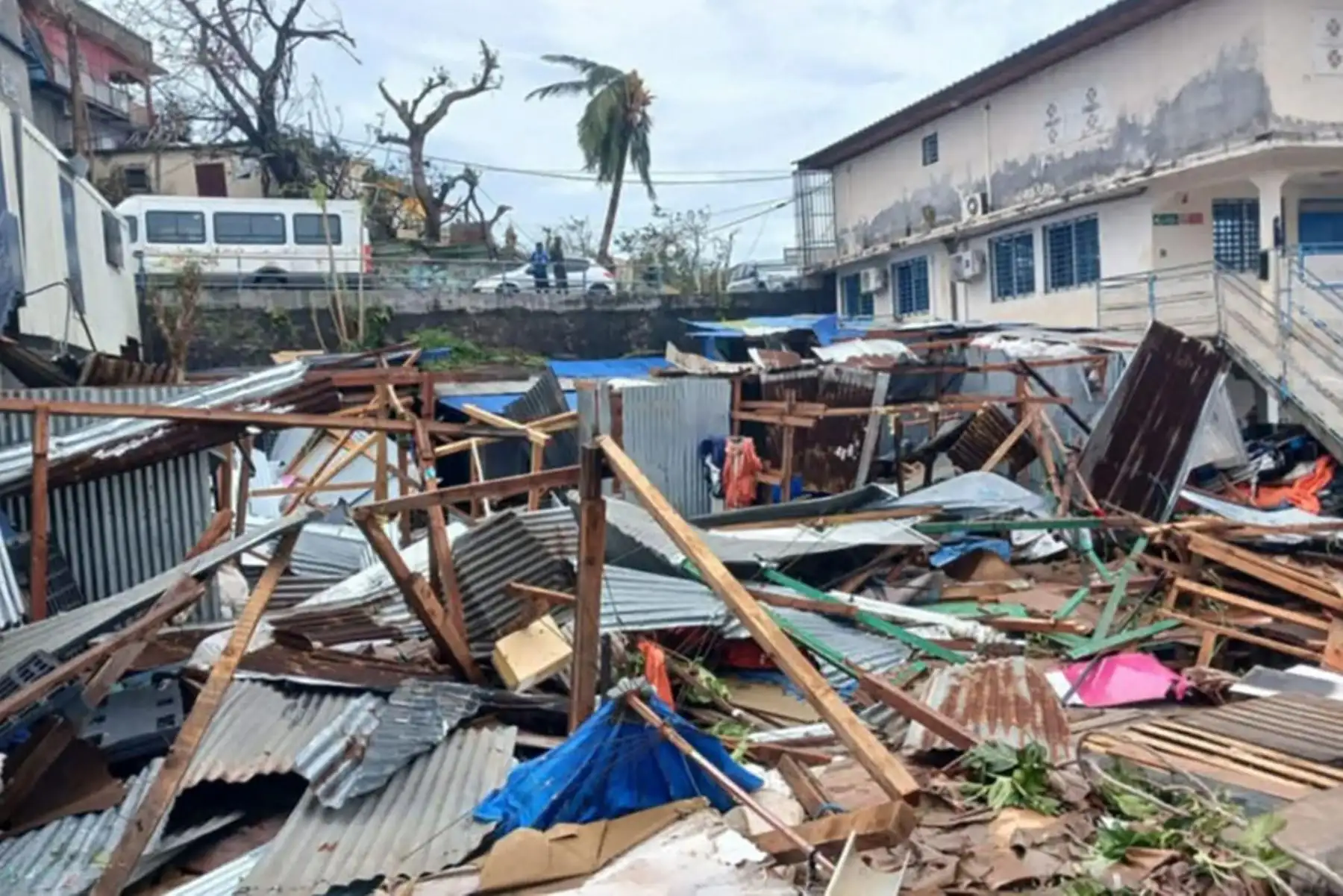 El propio ministro del Interior en funciones de Francia, Bruno Retailleau, alertó hoy, nada más aterrizar a Mayotte, de que harán falta "días y días" hasta poder hacer un balance de víctimas y pidió evitar dar estimaciones. Foto: AFP