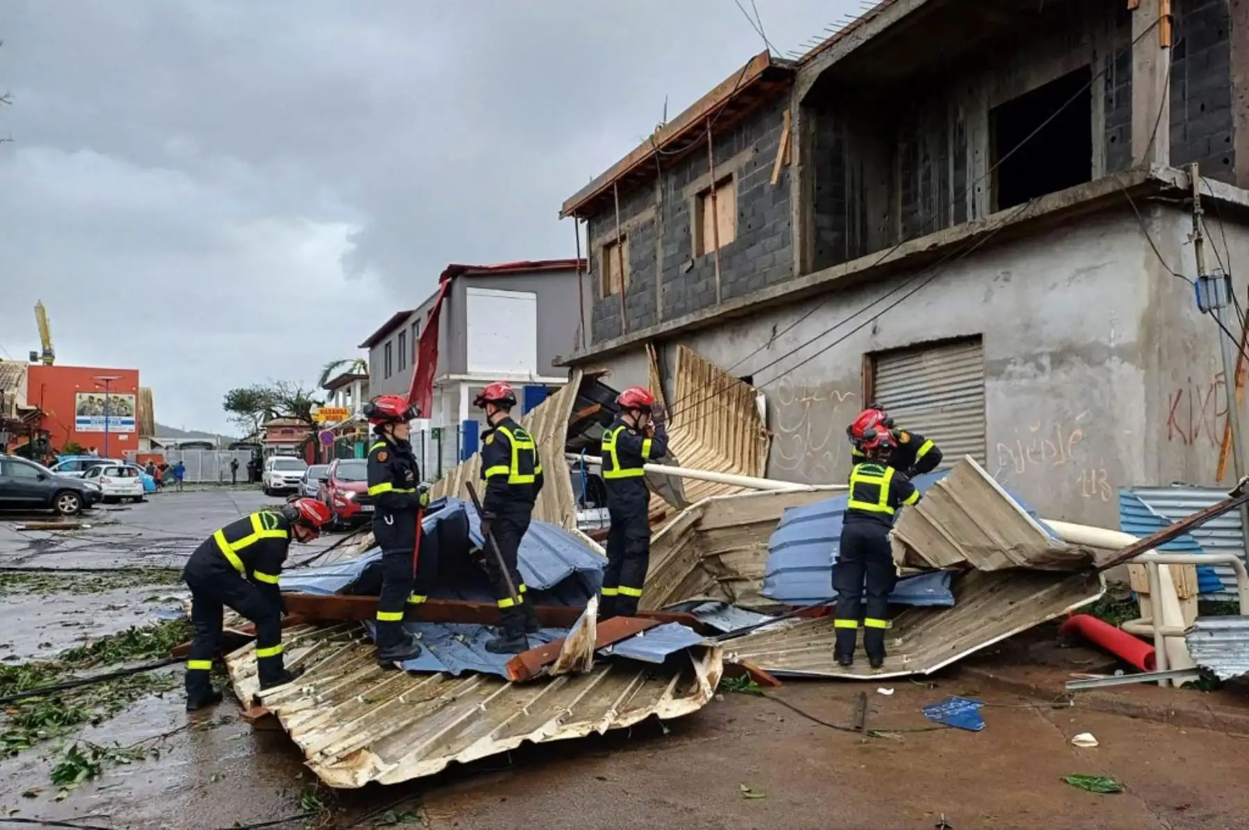 Las únicas oficiales conocidas fueron las aportadas el domingo por el prefecto (delegado del Gobierno) en Mayotte, François-Xavier Bieuville, quien, en una entrevista, había advertido de que podrían haber "varios cientos de muertos", e incluso "millares" debido a la destrucción de los grandes barrios de chabolas del territorio. Foto: AFP