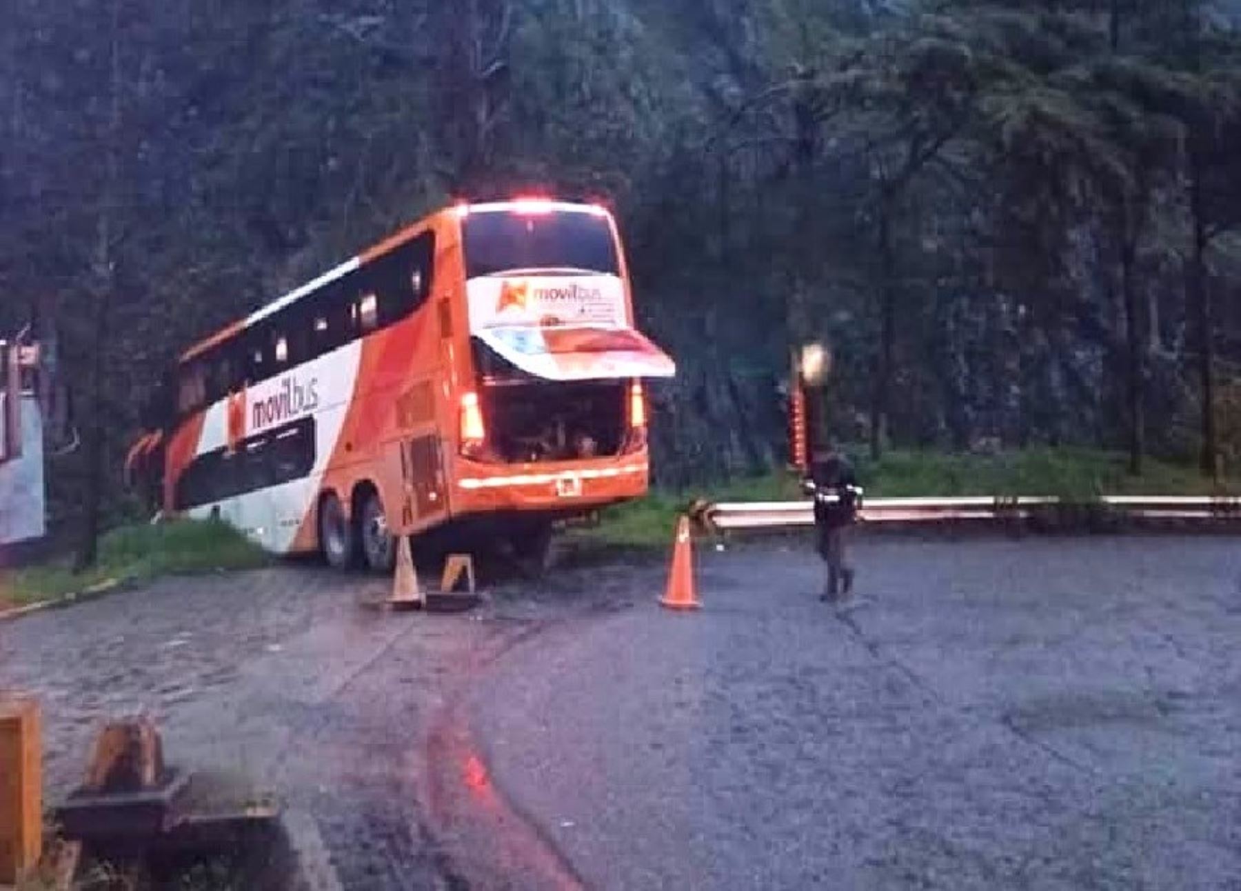 Un total de 50 pasajeros de un bus interprovincial que cubría la ruta Lima-Oxapampa salvaron de morir esta madrugada luego que una unidad de la empresa Móvil Bus sufriera un despiste en el tramo de Tarma. ANDINA/Difusión