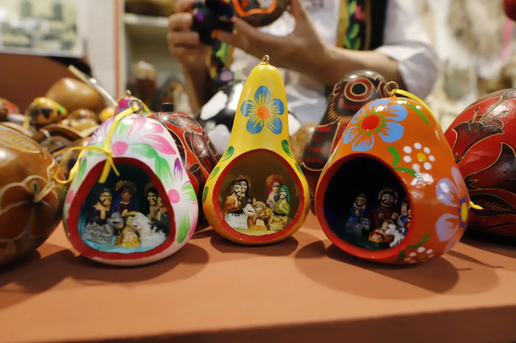 En esta ocasión, dentro de las novedades que trajeron los maestros artesanos y artesanas, podemos encontrar nacimientos navideños de las diferentes regiones del país, elaborados en mate burilado, piedra de Huamanga, imaginería cusqueña, cerámica de quinua, retablos ayacuchanos, cerámica Shipibo - Konibo, entre otros. Algunos de ellos son mini nacimientos, ideales para regalar. Foto: Ministerio de Cultura