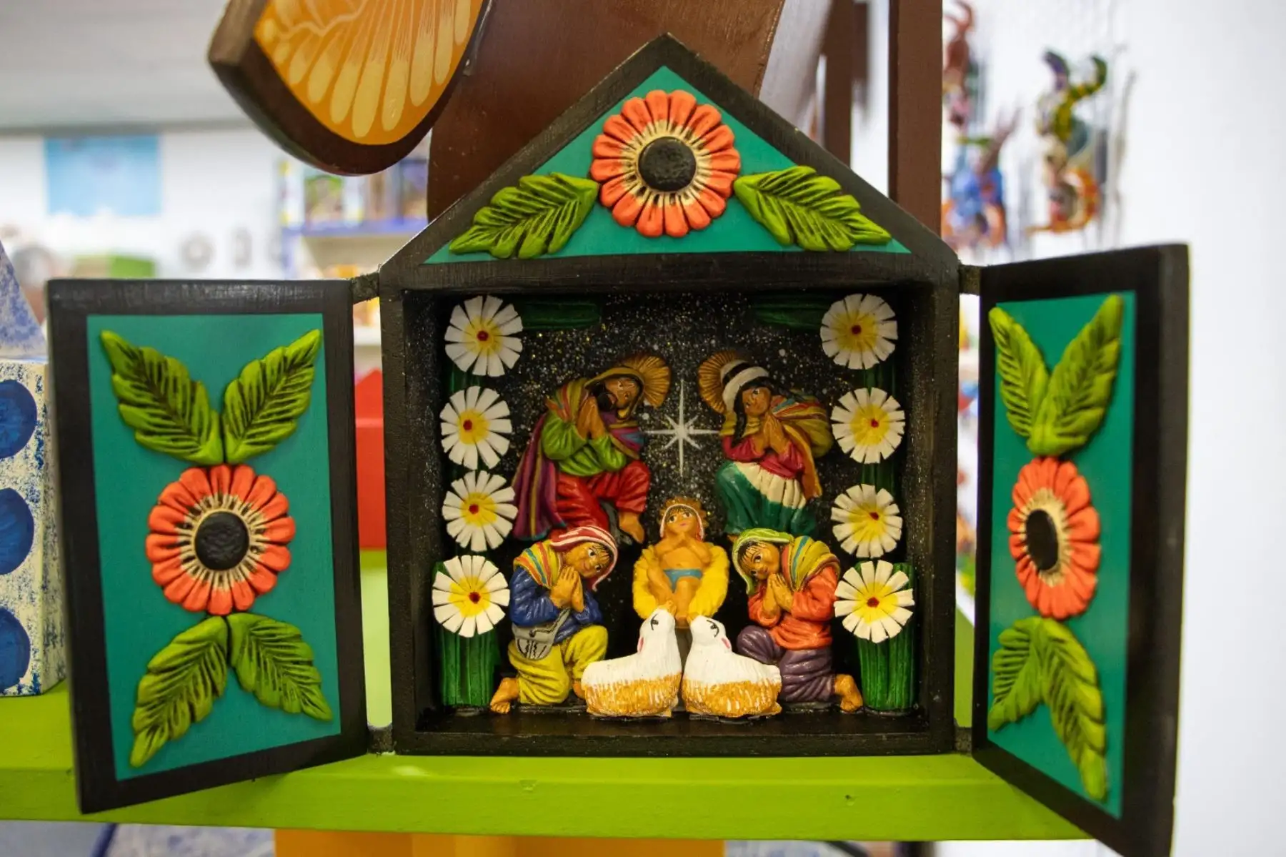 Como el mismo nos confiesa que, “cada una de estas piezas son únicas. Es una producción especial donde cada trabajo refleja todas nuestras experiencias, costumbres, religiones y sueños. En esta oportunidad, las novedades que trajimos a Ruraq maki, son los nacimientos en mate burilado, buscando innovar nuestras creaciones”. Foto: Ministerio de Cultura