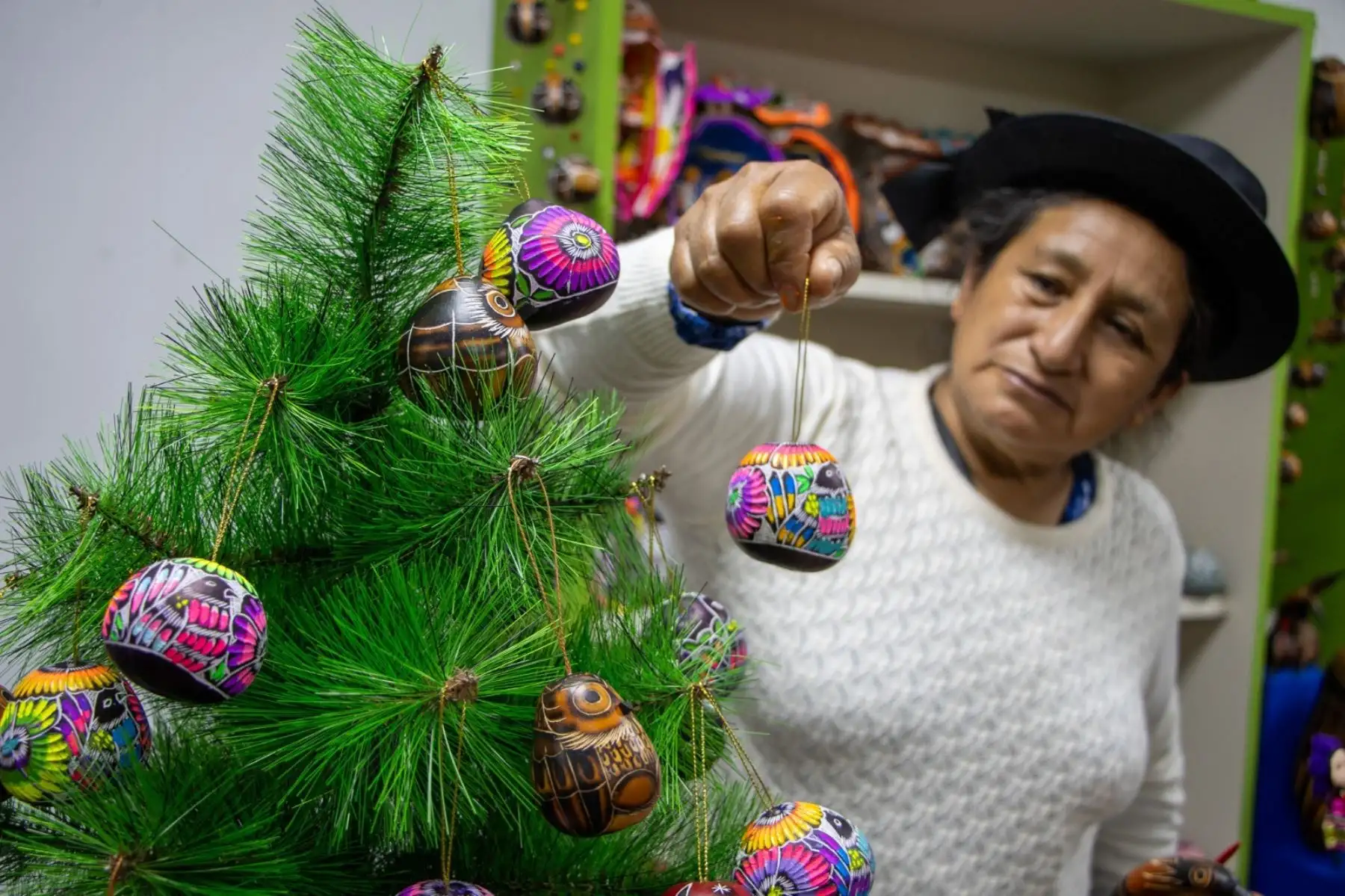 Para los amantes del mate hervido, también se pueden conseguir en este stand, mates pintados a mano con iconografía de la región, rostro de animales entre otros motivos. El mate de calabaza y el bombillo, cuestan 60 soles. Foto: Ministerio de Cultura