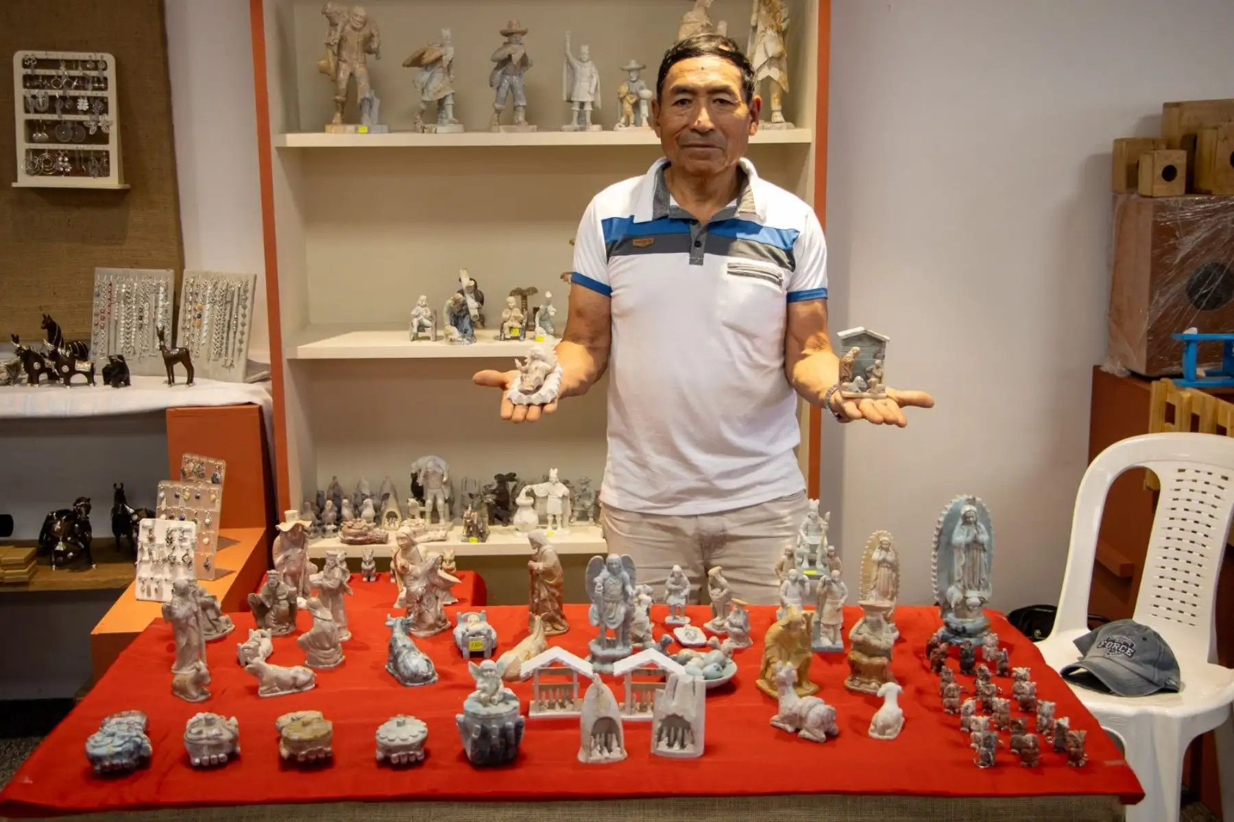 En tanto, en la sala Nasca, don Sixto Seguil Dorregaray, artesano huancaíno y maestro en el arte de trabajar los mates burilados, ofrece junto a su esposa Juana Alfonzo, una serie de alternativas de misterios navideños en todos los tamaños. Sus precios van desde los 15 soles hasta los 2500 soles. Foto: Ministerio de Cultura