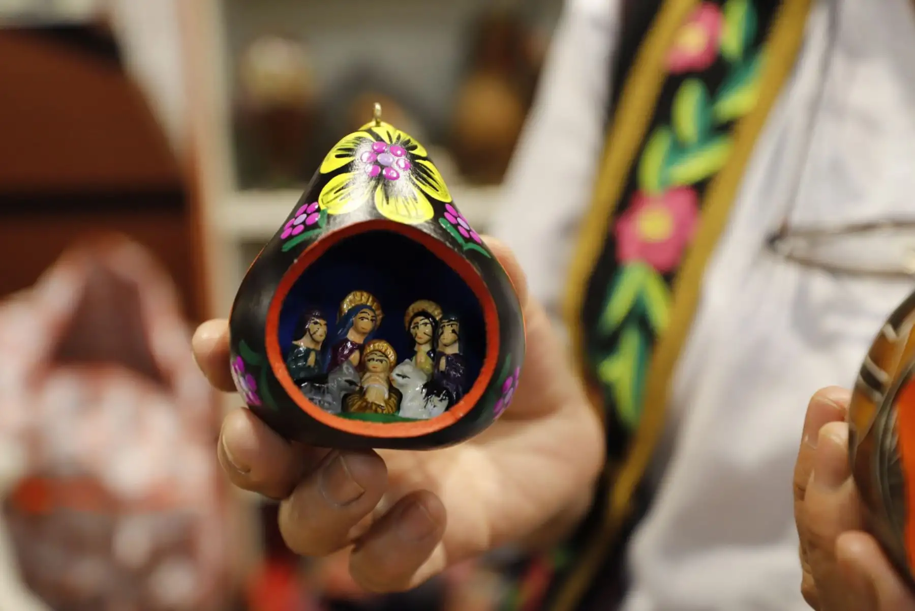Dentro de su stand, también podemos encontrar los tradicionales retablos, en todos los tamaños y colores, que son una buena alternativa para los intercambios de regalos en estas fechas navideñas. También hay imanes con motivos ayacuchanos y ángeles que pueden decorar y adornar los árboles. Foto: Ministerio de Cultura